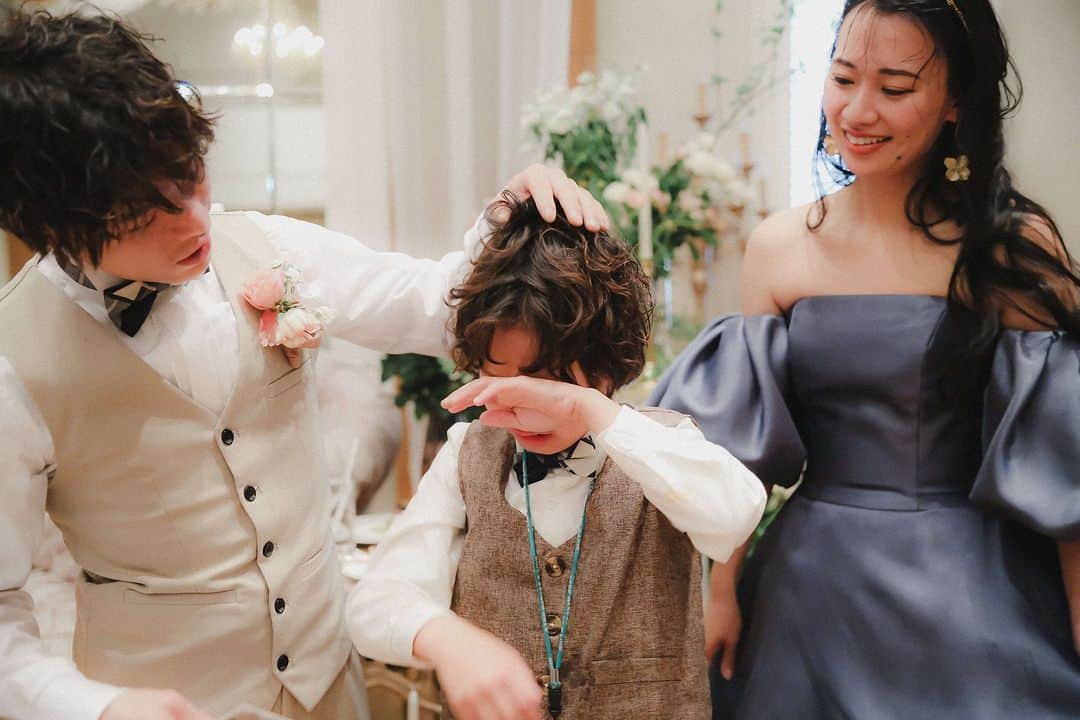 家族挙式さんのインスタグラム写真 - (家族挙式Instagram)「. お子さまがたくさん参列したおふたりの結婚式は 笑いあり涙ありの心温まる一日となりました🕊  きっとお子さまにとっても 一生忘れられない思い出となったはずです✨  会場：セントアクアチャペル大阪 . -------------------- @kazoku_wedding をフォローして、 #家族挙式 でお写真を投稿してくださいね＊* ----------------------- . “家族挙式ベスト“なら 【挙式・衣裳・美容・写真】が含まれた プランが99,000円〜叶います＊ ▽予約はTOPのリンクから❁ >>> @kazoku_wedding  ------------------- #家族挙式 #ベストアニバーサリー #家族 #Family  #bestanniversary #少人数婚 #ウェディング #結婚式準備 #結婚式 #フォトウェディング #プレ花嫁 #卒花 #日本中のプレ花嫁さんと繋がりたい #花嫁 #卒花嫁 #国内挙式 #ウェディングドレス #プラコレ #DRESSY花嫁 #結婚式場 #家族婚 #少人数結婚式 #関東花嫁 #東京花嫁 #結婚式場探し #結婚準備 #お子さま演出 #子供演出 #フラワーシャワー」12月1日 17時15分 - kazoku_wedding