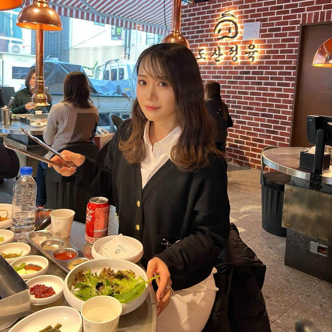 川上真歩のインスタグラム：「🇰🇷  1枚目 サムギョプサル @dosan_butchers   2.3枚目 はちみつまっこり♡ これが美味しすぎてまたすぐ飲みにいきたい😭 #신사전  4.5.6枚目 ホテル @uh_suite ソウル✨ お値段以上すぎためちゃくちゃよかった🥺  初韓国楽しかった〜  #韓国グルメ #韓国情報」