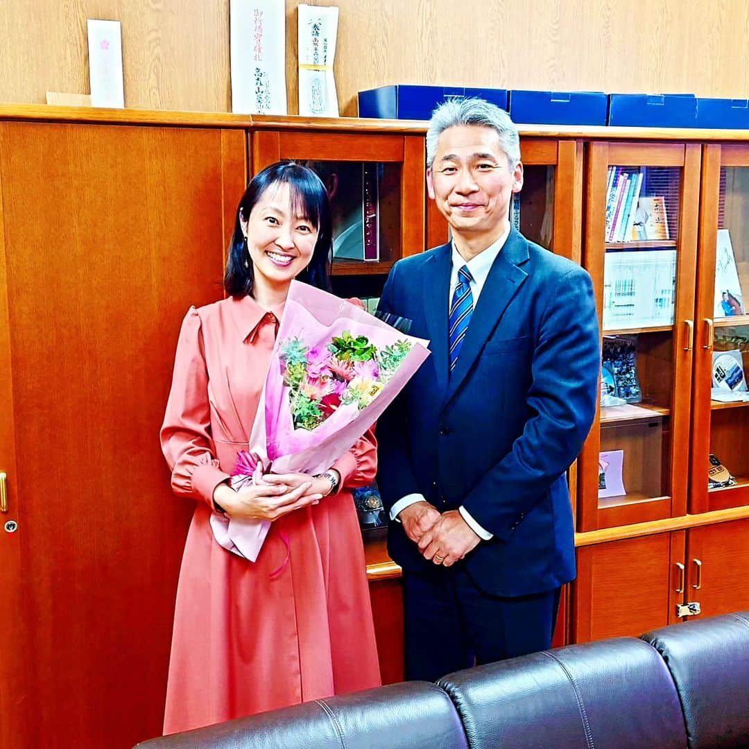 伊勢みずほさんのインスタグラム写真 - (伊勢みずほInstagram)「新潟市北区の岡方中学校💐  全校生徒の前で、将来の夢を発表したり、質疑応答で手を挙げてくれた皆さん、その勇気と心意気に拍手を送ります👏👏👏ありがとうございました！みんなの夢がみんなを幸せにしてくれますように🍀  最後に『お礼の言葉』を花束とともに伝えてくれた生徒会の男の子も、一所懸命さと誠実さが伝わってきて感動したよー！🥹ありがとうございました！  そして私の話を聴いてくれた全校生徒の皆さん、保護者の皆さん、先生方、 本当にありがとうございました。  少人数であることが強みになっている学校なのかもしれません。 校長先生が熱心に外部の様々な人を学校に呼び、生徒との交流の機会を作っていらっしゃって、素敵だなぁと感じました✨  そして校長先生！ ハッピバースデー🤩✨✨✨  #新潟市 #岡方中学校 #伊勢みずほ #フリーアナウンサー #貼るカイロ　 #話すことは放すこと #ありがとうございました💐」12月1日 17時15分 - isemizuhoo