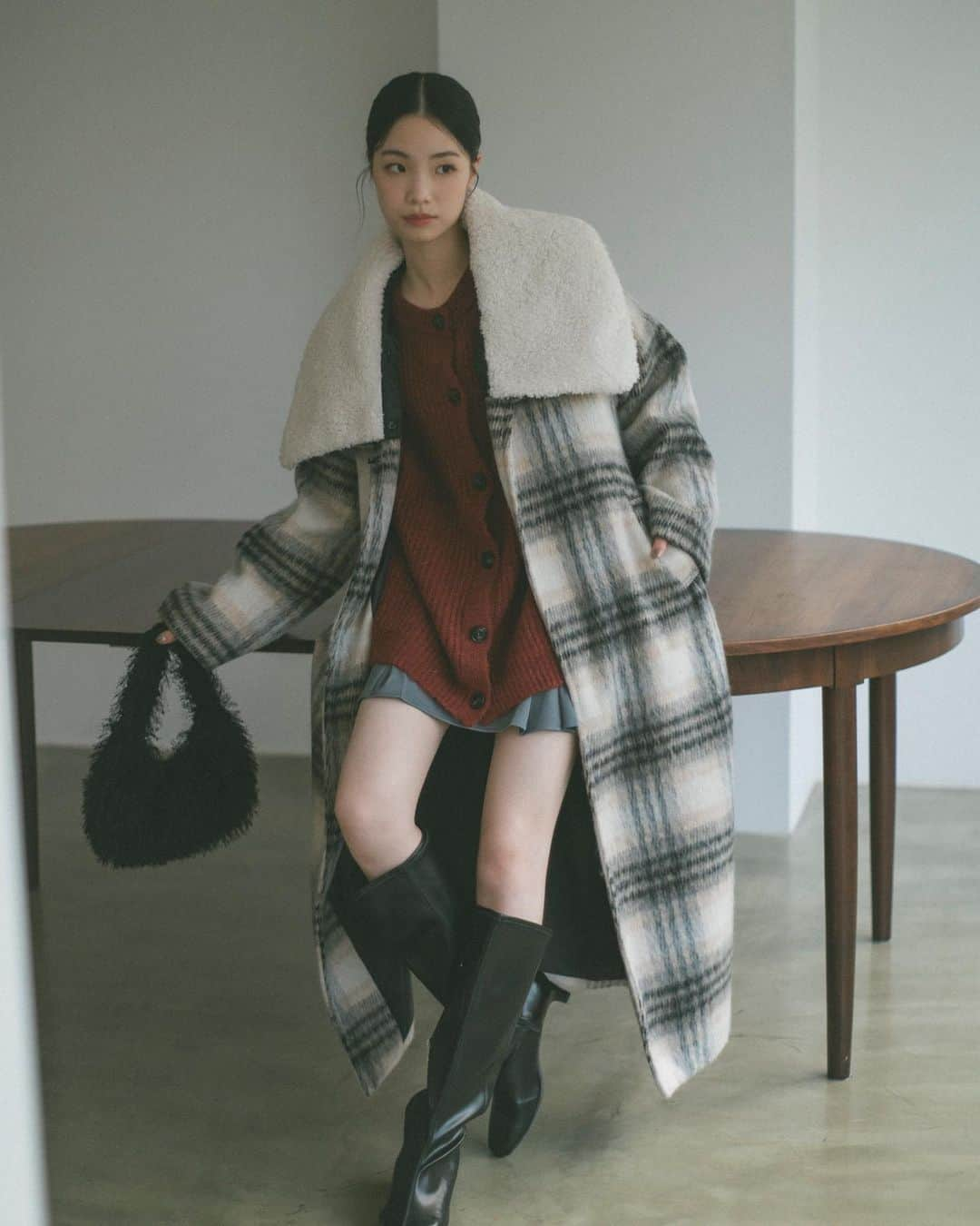 Vannie Officialさんのインスタグラム写真 - (Vannie OfficialInstagram)「23 WINTER COLLECTION.  ︎︎ boacollar gown coat S / M plaid / beige / black ¥13,200(tax in)  ︎︎  mix over knit cardigan beige / green / blue / pink /red ¥5,390(tax in)  ︎︎ tack flare mini skirt black / gray ¥4,290(tax in)  ︎︎  boa feather hand bag ivory / black ¥3,520(tax in)  ︎︎ #vannie_u #ヴァニーユー」12月1日 17時15分 - vannie__u