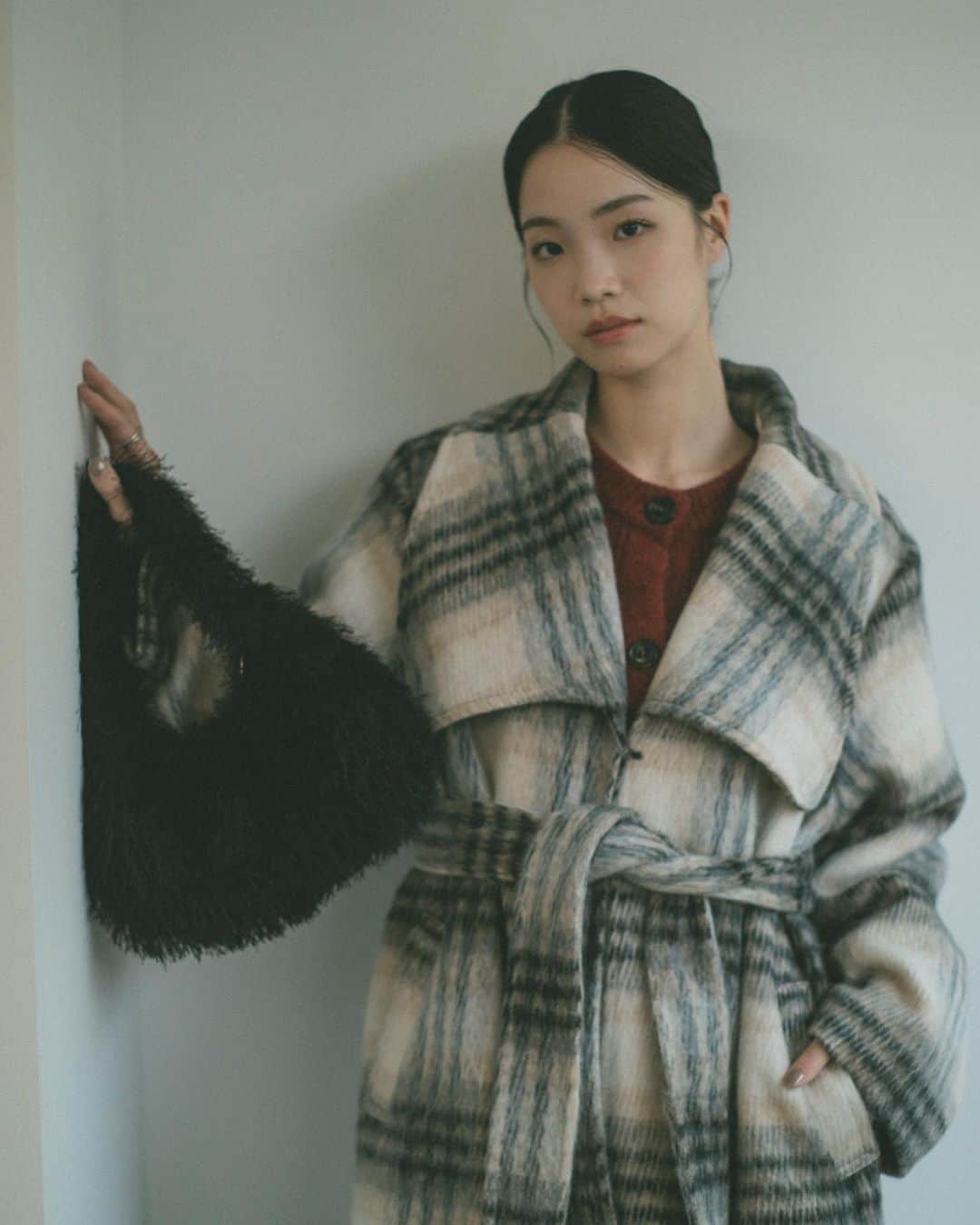 Vannie Officialさんのインスタグラム写真 - (Vannie OfficialInstagram)「23 WINTER COLLECTION.  ︎︎ boacollar gown coat S / M plaid / beige / black ¥13,200(tax in)  ︎︎  mix over knit cardigan beige / green / blue / pink /red ¥5,390(tax in)  ︎︎ tack flare mini skirt black / gray ¥4,290(tax in)  ︎︎  boa feather hand bag ivory / black ¥3,520(tax in)  ︎︎ #vannie_u #ヴァニーユー」12月1日 17時15分 - vannie__u