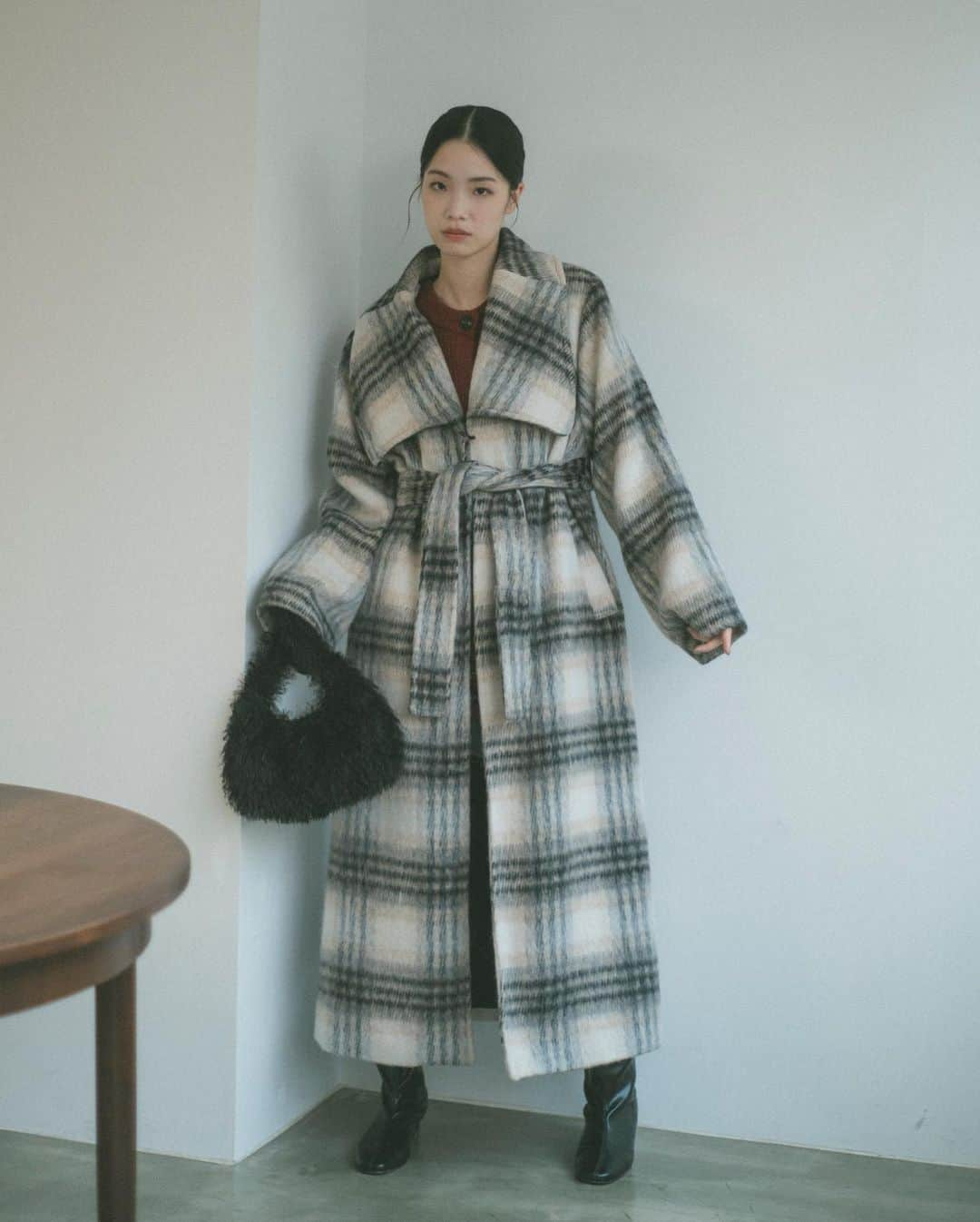 Vannie Officialさんのインスタグラム写真 - (Vannie OfficialInstagram)「23 WINTER COLLECTION.  ︎︎ boacollar gown coat S / M plaid / beige / black ¥13,200(tax in)  ︎︎  mix over knit cardigan beige / green / blue / pink /red ¥5,390(tax in)  ︎︎ tack flare mini skirt black / gray ¥4,290(tax in)  ︎︎  boa feather hand bag ivory / black ¥3,520(tax in)  ︎︎ #vannie_u #ヴァニーユー」12月1日 17時15分 - vannie__u