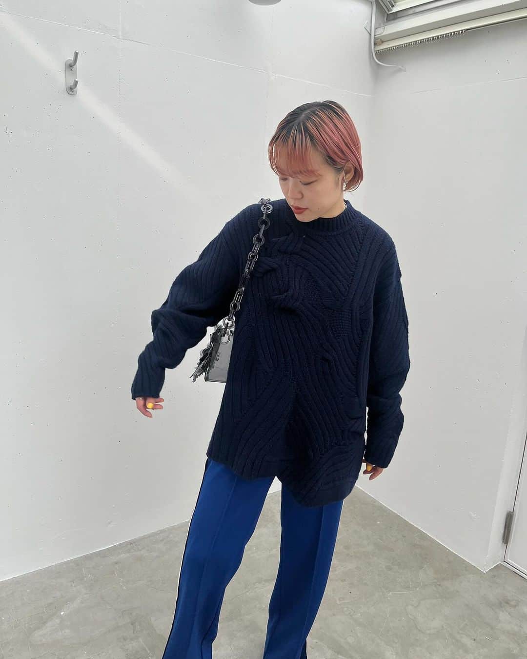 MIDWEST TOKYO WOMENさんのインスタグラム写真 - (MIDWEST TOKYO WOMENInstagram)「・  NOUNLESS POPUP 11/25(土)〜12/3(日) @_nounless   【pants】 loose slit track pants @_nounless  black , red , blue / size free  【knit】 basket motif cable stitch knitted pullover @mamekurogouchi  navy , brown / size 1,2,3  【bag】 trancsparent sculptural mini chain bag @mamekurogouchi  black , white , clear / size free  【shoes】 over stretch s/boots @quartierglam  black , beige / size 35.5-37.5  @midwest_official  staff 160cm  ________ ________ ________ ________  MIDWEST TOKYO 東京都渋谷区神南1-6-1 ☎︎03-5428-3171 ✉︎tokyo_w@midwest.jp  月〜土 12:00〜20:00 日・祝 11:00〜19:00  商品に関してのご質問、その他ございましたら お気軽にコメント、DMください。」12月1日 17時16分 - midwest_tw