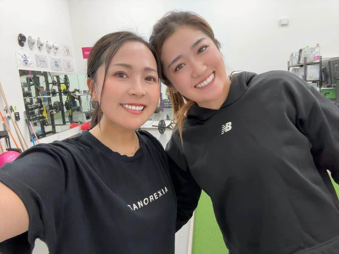 青木瀬令奈さんのインスタグラム写真 - (青木瀬令奈Instagram)「. トレーニング来たら もね(@mone173.golf )に会ったよ🫶🔥 . オフシーズンでも こうして一緒に戦ってた仲間に会うと嬉しいし それがまたこういうスタジオとか練習場だと なおのこと嬉しい😊🫶 . お互いに 「数日前の筋肉痛がまだ残ってるー」 なんて話ができるのも 意識が高まるから好き🔥 ありがとう🔥 . . 斎藤さん( @golf_fit_japan ) 今日もありがとうございました！🔥 . #筋肉痛は幸せ  #また会う日まで」12月1日 17時27分 - serenaaoki_official