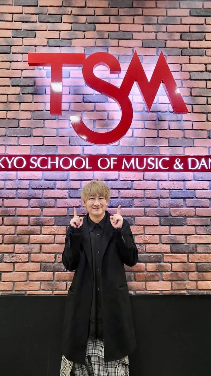 Tokyo School of Music&danceのインスタグラム：「＊ 先日、俳優の南翔太さんの 『映像演技特別講義』を 俳優・声優の学生さん向けに行いました✨  _______________________ 💡南翔太さんプロフィール💡 舞台「秘密の花園」で俳優デビュー。 2007年TVシリーズ「ウルトラギャラクシー大怪獣バトル」シリーズで主演を務める。 2011年ウルトラマンを歌うユニット『voyager』のスペシャル・クルーとして歌手デビュー。 舞台多数出演。 _______________________    学生たちはこの日をとても楽しみにしており、 好きな作品に出演している南さんから 直接演技の指導をしてもらい 笑顔がキラキラしていましたよ🥰✨   自己紹介や質問コーナーなど、 楽しいお話をたくさん聴かせてもらい 普段の授業とは一味違う経験が沢山出来ました！  南翔太さん、ありがとうございました🙌🏻✨  #tsm  #tsm西葛西 #東京スクールオブミュージックandダンス専門学校 #tokyoschoolofmusicanddance #専門学校 #俳優  #南翔太  #特別講義   #ウルトラマン」