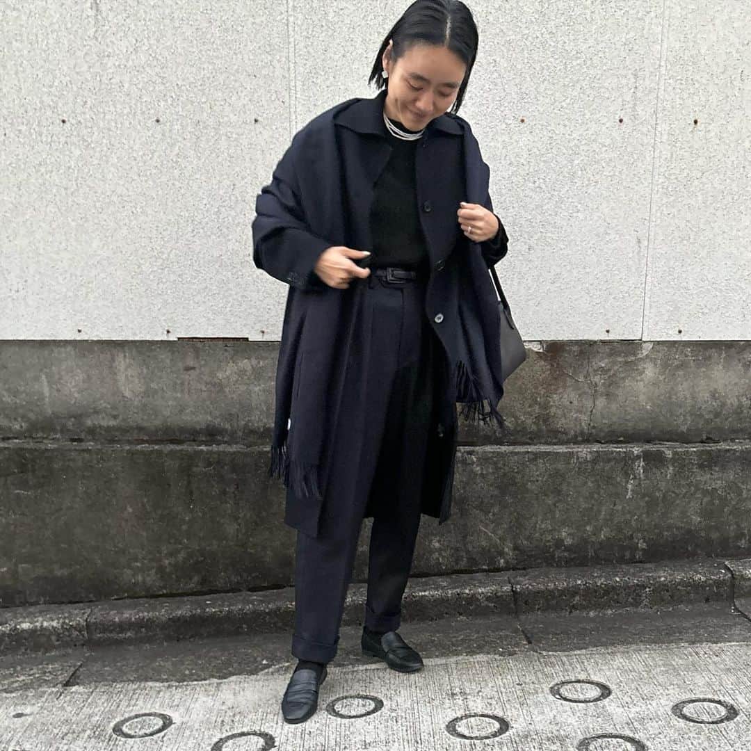 金子綾のインスタグラム：「today's... #ootd  #akcloset   また学校行事に。 ネイビーグラデーションに黒。」