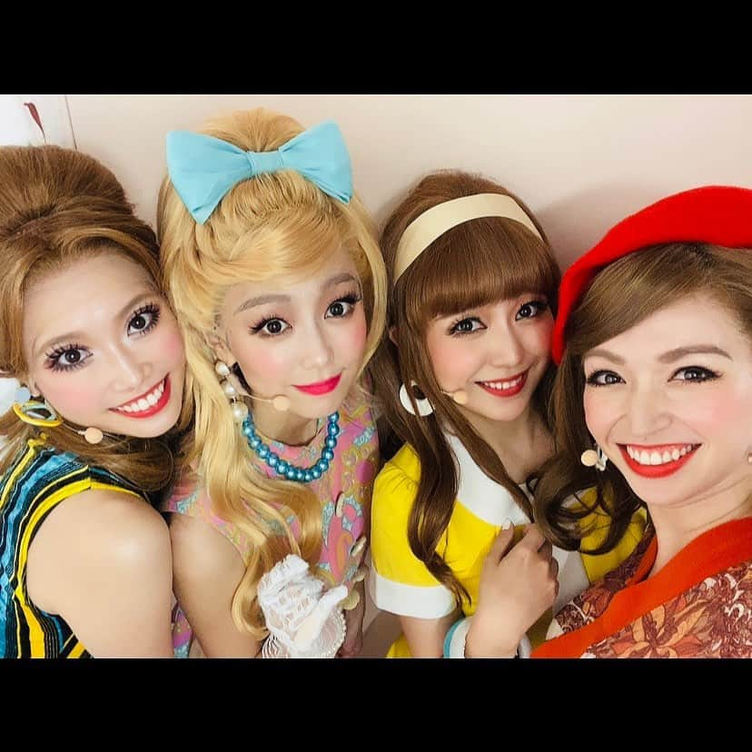 ダンドイ舞莉花さんのインスタグラム写真 - (ダンドイ舞莉花Instagram)「THE FABULOUS, AMAZING, & BEAUTIFUL GIRLS❤️❤️❤️❤️❤️  From #ASliceOfSaturdayNight 😘  1、ブリジット役　#高田夏帆 @takadakaho  ブリジットがスーにかける言葉がすごく好き。毎回心に突き刺さる眼差しで私を見つめてて、想いを込めてくれてる夏帆ブリジット。友情とはこういうことなんだなぁ🥹 大千穐楽の “Waiting” で「スー！今日も、明日も、明後日も、私たちが世界で1番可愛い！」って言われた時、沁みすぎたー！  2、シャロン役　#熊谷彩春 @iroha_kumagai  いろはとは同じ事務所で何度か会ったことはあったものの、どうも〜ぐらいの挨拶程度で、共演は今回が初！そして秒で「まりちゃん」って呼んでくれるようになって嬉しすぎた😍年齢なんて関係ないの！！！らぶすぎる🫶🏻可愛い可愛いシャロンの美しい歌声がこれからも色んな作品で活かされていくのが楽しみだぁ！  3、ペニー役　#田野優花 @tanoyuka_official  ゆうかは、とっても気が合って、お稽古中から色んな話を聞いてくれたりして仲良くなれた。最初はね、私がまりかって呼んで〜と言っても、「いやいや、さん付けじゃないと無理です無理です」って、ものすんんごい勢いで拒否されて🤣🤣🤣今じゃあ、「まりかあああー！！！」になってます。最高かよ。それがいい！！！らぶ！！！  4、swing  #加藤文華 @aya_ka_to  あやかはスウィングとしてお稽古場と劇場で毎日、私達の事をサポートしてくれました。私が後からお稽古に合流した時、あやかが振付などを全部教えてくれました😭あなたがいなかったらこの舞台は成り立ってないからね！本当にありがとう。  5、ビッグバーサ役　#山口ルツコ  @rutsukoyamaguchi  るつこーーーー！！！って皆なぜか名前を叫びたくなるんです。開演5分前のバーサタイムにスタンバイする時、みんなでただただ、るつこー！！！！って叫びながら楽屋から送り出してました🙋🏼‍♀️るつこのバーサ本当に最高最強。そしてスタイル抜群😎ラストシーンでバーサがスーの耳元でちょいと囁いてくれるところがあって…キュン🫰🏻でした。  6、ターナ役　#深瀬友梨 @yuuuri7828  ゆうりとは8年ぶりぐらい？の共演！今回めちゃ大人な女性のターナを美しく、カッコよく演じていて、ダンスはもちろんピカイチなんだけど、歌も抜群に磨き上げてて！！わたし感動しちゃったよ🥹そして、こんなにフリンジ似合う人、いませんよ？Fight fight!言いながら一緒に踊るとこ、個人的にすごい好きだった💕  7、ティア役　#齋藤千夏 @saito_chinatsu0826  みんなをハッピーにしてくれる千夏！素直で可愛くて、たまにちょっとお調子者な千夏が私は大好きだよー！！💚1幕ラストの喧嘩のシーンで踊りまくってる姿がめちゃくちゃカッコよくて、お稽古場からずっと憧れの目で見てました←🤫  8、ロキシー役　#秋野祐香 @yuuuuuukatantan02  可愛すぎるウェイトレスのロキシーちゃんでもありながら、私にとっては、やっぱり…Twiggyちゃん！！🥺ゆうかちゃんだからこそ生み出せる、モデルTwiggy の世界観。お美しい身体のラインとちょっと澄ました感じの表情にいつも痺れた！ゆうかちゃんTwiggyを見て、感じて、その想いが私の中で歌になった。一緒に「Twiggy」というナンバーを作ることができて本当に良かった。心からありがとう。  9、かわい子ちゃん達の写真に乱入ダンドイ🙋🏼‍♀️  10、やっぱり私たちが世界で一番可愛い！！！❤️  #スライスオブサタデーナイト #musicaltheatre #musical #theatre #girls #girlpower #ガールズ #女子 #スライスガールズ #performer #actor #singer」12月1日 17時20分 - mdandoy18