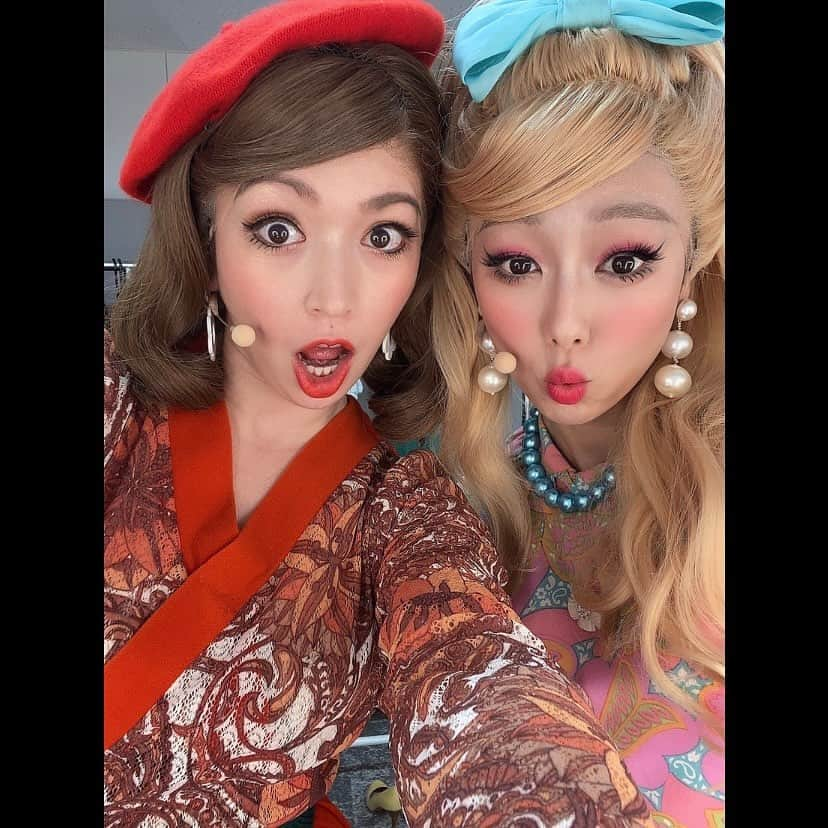 ダンドイ舞莉花さんのインスタグラム写真 - (ダンドイ舞莉花Instagram)「THE FABULOUS, AMAZING, & BEAUTIFUL GIRLS❤️❤️❤️❤️❤️  From #ASliceOfSaturdayNight 😘  1、ブリジット役　#高田夏帆 @takadakaho  ブリジットがスーにかける言葉がすごく好き。毎回心に突き刺さる眼差しで私を見つめてて、想いを込めてくれてる夏帆ブリジット。友情とはこういうことなんだなぁ🥹 大千穐楽の “Waiting” で「スー！今日も、明日も、明後日も、私たちが世界で1番可愛い！」って言われた時、沁みすぎたー！  2、シャロン役　#熊谷彩春 @iroha_kumagai  いろはとは同じ事務所で何度か会ったことはあったものの、どうも〜ぐらいの挨拶程度で、共演は今回が初！そして秒で「まりちゃん」って呼んでくれるようになって嬉しすぎた😍年齢なんて関係ないの！！！らぶすぎる🫶🏻可愛い可愛いシャロンの美しい歌声がこれからも色んな作品で活かされていくのが楽しみだぁ！  3、ペニー役　#田野優花 @tanoyuka_official  ゆうかは、とっても気が合って、お稽古中から色んな話を聞いてくれたりして仲良くなれた。最初はね、私がまりかって呼んで〜と言っても、「いやいや、さん付けじゃないと無理です無理です」って、ものすんんごい勢いで拒否されて🤣🤣🤣今じゃあ、「まりかあああー！！！」になってます。最高かよ。それがいい！！！らぶ！！！  4、swing  #加藤文華 @aya_ka_to  あやかはスウィングとしてお稽古場と劇場で毎日、私達の事をサポートしてくれました。私が後からお稽古に合流した時、あやかが振付などを全部教えてくれました😭あなたがいなかったらこの舞台は成り立ってないからね！本当にありがとう。  5、ビッグバーサ役　#山口ルツコ  @rutsukoyamaguchi  るつこーーーー！！！って皆なぜか名前を叫びたくなるんです。開演5分前のバーサタイムにスタンバイする時、みんなでただただ、るつこー！！！！って叫びながら楽屋から送り出してました🙋🏼‍♀️るつこのバーサ本当に最高最強。そしてスタイル抜群😎ラストシーンでバーサがスーの耳元でちょいと囁いてくれるところがあって…キュン🫰🏻でした。  6、ターナ役　#深瀬友梨 @yuuuri7828  ゆうりとは8年ぶりぐらい？の共演！今回めちゃ大人な女性のターナを美しく、カッコよく演じていて、ダンスはもちろんピカイチなんだけど、歌も抜群に磨き上げてて！！わたし感動しちゃったよ🥹そして、こんなにフリンジ似合う人、いませんよ？Fight fight!言いながら一緒に踊るとこ、個人的にすごい好きだった💕  7、ティア役　#齋藤千夏 @saito_chinatsu0826  みんなをハッピーにしてくれる千夏！素直で可愛くて、たまにちょっとお調子者な千夏が私は大好きだよー！！💚1幕ラストの喧嘩のシーンで踊りまくってる姿がめちゃくちゃカッコよくて、お稽古場からずっと憧れの目で見てました←🤫  8、ロキシー役　#秋野祐香 @yuuuuuukatantan02  可愛すぎるウェイトレスのロキシーちゃんでもありながら、私にとっては、やっぱり…Twiggyちゃん！！🥺ゆうかちゃんだからこそ生み出せる、モデルTwiggy の世界観。お美しい身体のラインとちょっと澄ました感じの表情にいつも痺れた！ゆうかちゃんTwiggyを見て、感じて、その想いが私の中で歌になった。一緒に「Twiggy」というナンバーを作ることができて本当に良かった。心からありがとう。  9、かわい子ちゃん達の写真に乱入ダンドイ🙋🏼‍♀️  10、やっぱり私たちが世界で一番可愛い！！！❤️  #スライスオブサタデーナイト #musicaltheatre #musical #theatre #girls #girlpower #ガールズ #女子 #スライスガールズ #performer #actor #singer」12月1日 17時20分 - mdandoy18