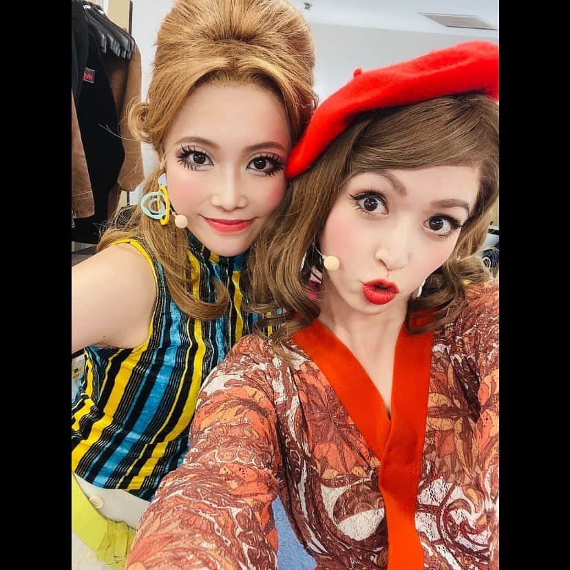 ダンドイ舞莉花さんのインスタグラム写真 - (ダンドイ舞莉花Instagram)「THE FABULOUS, AMAZING, & BEAUTIFUL GIRLS❤️❤️❤️❤️❤️  From #ASliceOfSaturdayNight 😘  1、ブリジット役　#高田夏帆 @takadakaho  ブリジットがスーにかける言葉がすごく好き。毎回心に突き刺さる眼差しで私を見つめてて、想いを込めてくれてる夏帆ブリジット。友情とはこういうことなんだなぁ🥹 大千穐楽の “Waiting” で「スー！今日も、明日も、明後日も、私たちが世界で1番可愛い！」って言われた時、沁みすぎたー！  2、シャロン役　#熊谷彩春 @iroha_kumagai  いろはとは同じ事務所で何度か会ったことはあったものの、どうも〜ぐらいの挨拶程度で、共演は今回が初！そして秒で「まりちゃん」って呼んでくれるようになって嬉しすぎた😍年齢なんて関係ないの！！！らぶすぎる🫶🏻可愛い可愛いシャロンの美しい歌声がこれからも色んな作品で活かされていくのが楽しみだぁ！  3、ペニー役　#田野優花 @tanoyuka_official  ゆうかは、とっても気が合って、お稽古中から色んな話を聞いてくれたりして仲良くなれた。最初はね、私がまりかって呼んで〜と言っても、「いやいや、さん付けじゃないと無理です無理です」って、ものすんんごい勢いで拒否されて🤣🤣🤣今じゃあ、「まりかあああー！！！」になってます。最高かよ。それがいい！！！らぶ！！！  4、swing  #加藤文華 @aya_ka_to  あやかはスウィングとしてお稽古場と劇場で毎日、私達の事をサポートしてくれました。私が後からお稽古に合流した時、あやかが振付などを全部教えてくれました😭あなたがいなかったらこの舞台は成り立ってないからね！本当にありがとう。  5、ビッグバーサ役　#山口ルツコ  @rutsukoyamaguchi  るつこーーーー！！！って皆なぜか名前を叫びたくなるんです。開演5分前のバーサタイムにスタンバイする時、みんなでただただ、るつこー！！！！って叫びながら楽屋から送り出してました🙋🏼‍♀️るつこのバーサ本当に最高最強。そしてスタイル抜群😎ラストシーンでバーサがスーの耳元でちょいと囁いてくれるところがあって…キュン🫰🏻でした。  6、ターナ役　#深瀬友梨 @yuuuri7828  ゆうりとは8年ぶりぐらい？の共演！今回めちゃ大人な女性のターナを美しく、カッコよく演じていて、ダンスはもちろんピカイチなんだけど、歌も抜群に磨き上げてて！！わたし感動しちゃったよ🥹そして、こんなにフリンジ似合う人、いませんよ？Fight fight!言いながら一緒に踊るとこ、個人的にすごい好きだった💕  7、ティア役　#齋藤千夏 @saito_chinatsu0826  みんなをハッピーにしてくれる千夏！素直で可愛くて、たまにちょっとお調子者な千夏が私は大好きだよー！！💚1幕ラストの喧嘩のシーンで踊りまくってる姿がめちゃくちゃカッコよくて、お稽古場からずっと憧れの目で見てました←🤫  8、ロキシー役　#秋野祐香 @yuuuuuukatantan02  可愛すぎるウェイトレスのロキシーちゃんでもありながら、私にとっては、やっぱり…Twiggyちゃん！！🥺ゆうかちゃんだからこそ生み出せる、モデルTwiggy の世界観。お美しい身体のラインとちょっと澄ました感じの表情にいつも痺れた！ゆうかちゃんTwiggyを見て、感じて、その想いが私の中で歌になった。一緒に「Twiggy」というナンバーを作ることができて本当に良かった。心からありがとう。  9、かわい子ちゃん達の写真に乱入ダンドイ🙋🏼‍♀️  10、やっぱり私たちが世界で一番可愛い！！！❤️  #スライスオブサタデーナイト #musicaltheatre #musical #theatre #girls #girlpower #ガールズ #女子 #スライスガールズ #performer #actor #singer」12月1日 17時20分 - mdandoy18