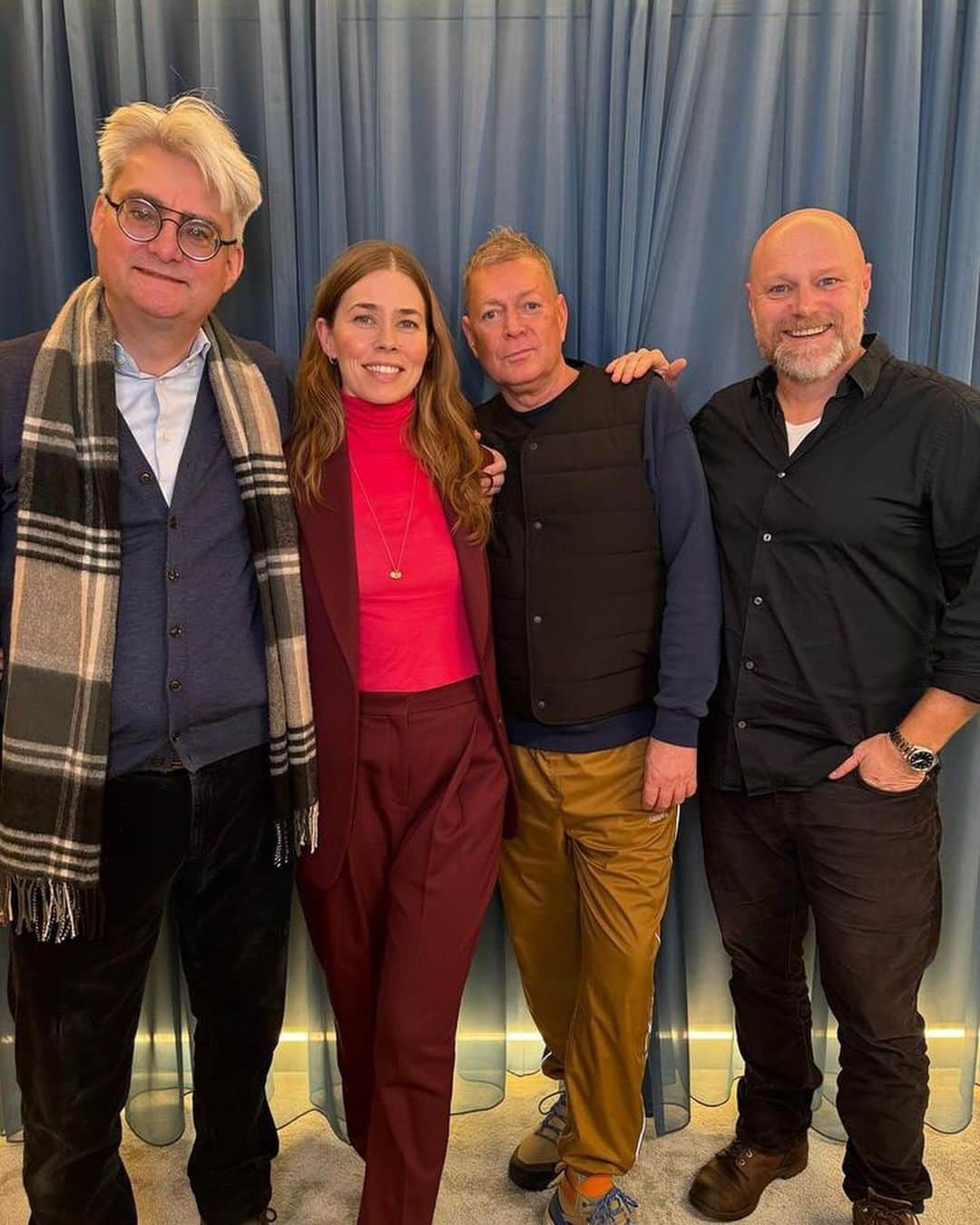 ビアギッテ・ヨート・スレンセンのインスタグラム：「Sikke en start på december med det dejligste snelandskab og en tur i @madsogaholdet, hvor @frodinpeter @frihedsministeren og jeg er klar med spidsede blyanter (og munde ⬅️), og julemanden aka @madsstef disker op med en masse gode dilemmaer (og vindruer)🎄❄️✏️😗🎅🏼⚖️🍇❤️」