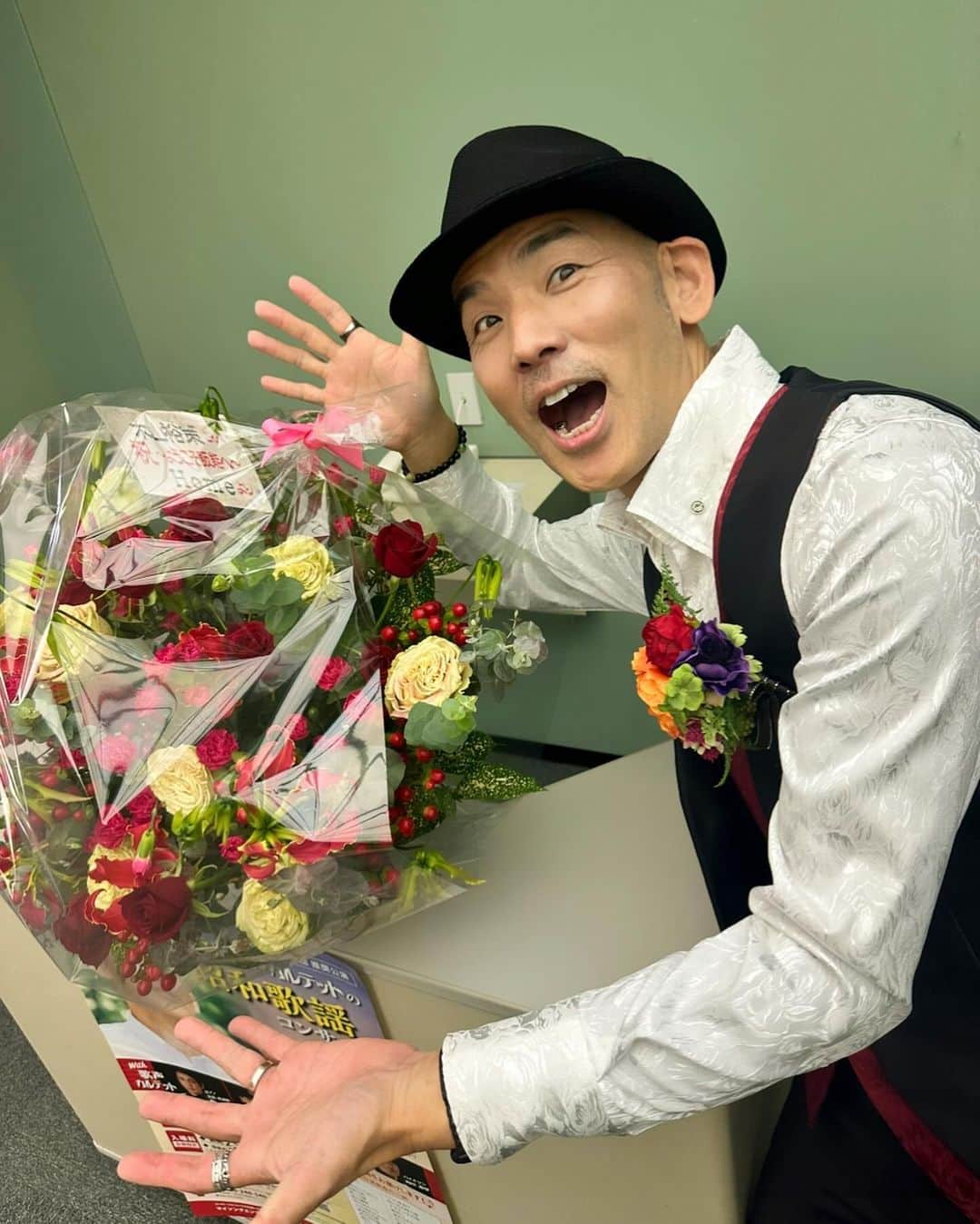 木山裕策のインスタグラム：「今日は埼玉県飯能市にて「昭和歌謡コンサート」を行いました。約1年ぶりでしたが、本日も沢山のお客様にお越しいただき、とても盛り上がりましたー🤗。  スナック「Home」のママさんからこんなに立派なお花もいただき、記念撮影を‼️本当にありがとうございます💐‼️」