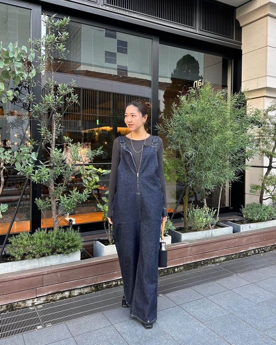 ETRÉ TOKYO ストアさんのインスタグラム写真 - (ETRÉ TOKYO ストアInstagram)「@etretokyo  【 Staff Coordinate 】  ㅤㅤㅤ  #edwinetretokyocoreデニムオールインワン INDIGO S.M size ¥29,700(tax in)  ㅤㅤㅤ ㅤㅤ ㅤㅤㅤ新宿スタッフ @etretokyo_sae 168cm INDIGO / M着用  本社スタッフ @_s_a_r_a_s_a_ 160cm INDIGO / S着用  ㅤㅤㅤ  ㅤㅤㅤ┈┈┈┈┈┈┈┈┈┈┈┈┈┈┈┈┈┈┈ ㅤㅤㅤ ㅤㅤ  【INFORMATION】  ※新宿店では本日以降より入荷連絡承っております。  ⁡ ※お電話がつながりにくい可能性がございます。 ⁡  ※また混雑時には入場制限及び 試着点数の制限を設けさせて頂きます。 予めご了承ください。 ⁡ ⁡ ご理解、ご協力を賜りますよう 心よりお願い申し上げます。   ㅤㅤㅤ 【LUMINE SHINJUKU STORE】 ETRÉ TOKYO ルミネ新宿2店 TEL：03-5989-0979  ー営業時間ー (平日、土日祝)11:00-21:00 ⁡  #etretokyo#etre#fashion#etretokyoshinjuku #etre#2023etre#etretokyo_staff_ootd#2023aw #大人ファッションコーデ #シンプルスタイル  #オトナカジュアルコーデ #デニムオールインワン #デニムコーデ #edwindenim」12月1日 17時22分 - etretokyo_store