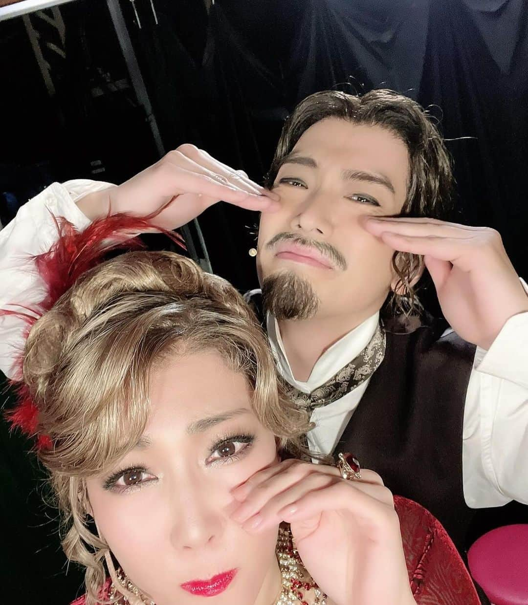 黒羽麻璃央さんのインスタグラム写真 - (黒羽麻璃央Instagram)「お待たせ致しました！ 有言実行男の時間です。（がなり声）  本日はゆりかさんとちえさん📷 まず、なんといってもお二人とも超絶カッコ良過ぎます🤦🏻 手長っ！足長！腰の位置高っ！ 稽古場の時お二人イケメン過ぎて男やめたくなりましたもん。笑  ゆりかさんは 誰よりも真面目に真摯に役に向き合いみなさんのお芝居を稽古場からずっと見ていた姿がとても印象的でした。 でも、知ってますむちゃくちゃお茶目であるという事を。  ちえさんはどんな時でもいつも明るく僕に接してくれてて。 太陽のように温かい方でした。心がだいぶポカポカしました。 お芝居していない時の関西弁バリバリのギャップたまらんす。  少ない時間でしたがお二人から学べる事が沢山あって本当勉強になりました！ またご一緒出来るよう頑張ります。  さてさて、本日より12月ですね。 もう12月か12月の割には温かい方ではあるのかな？この感じ、 まぁでも寒いもんは寒いね。  我が家にも本日新しい暖房家電届きまして今年から大活躍の予感！ 新しい家電ってテンション上がりますよね。」12月1日 17時23分 - mario_kuroba