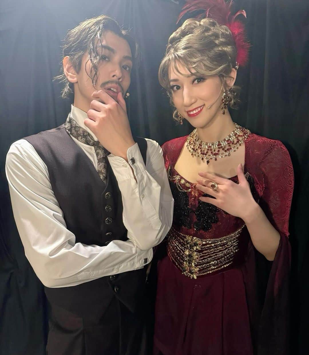 黒羽麻璃央のインスタグラム：「お待たせ致しました！ 有言実行男の時間です。（がなり声）  本日はゆりかさんとちえさん📷 まず、なんといってもお二人とも超絶カッコ良過ぎます🤦🏻 手長っ！足長！腰の位置高っ！ 稽古場の時お二人イケメン過ぎて男やめたくなりましたもん。笑  ゆりかさんは 誰よりも真面目に真摯に役に向き合いみなさんのお芝居を稽古場からずっと見ていた姿がとても印象的でした。 でも、知ってますむちゃくちゃお茶目であるという事を。  ちえさんはどんな時でもいつも明るく僕に接してくれてて。 太陽のように温かい方でした。心がだいぶポカポカしました。 お芝居していない時の関西弁バリバリのギャップたまらんす。  少ない時間でしたがお二人から学べる事が沢山あって本当勉強になりました！ またご一緒出来るよう頑張ります。  さてさて、本日より12月ですね。 もう12月か12月の割には温かい方ではあるのかな？この感じ、 まぁでも寒いもんは寒いね。  我が家にも本日新しい暖房家電届きまして今年から大活躍の予感！ 新しい家電ってテンション上がりますよね。」
