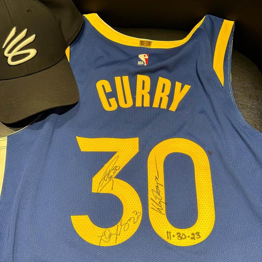 ステフィン・カリーのインスタグラム：「Still doing this….but nice to take a second & reflect 🙌🏽 11-30-23 W @money23green @klaythompson」