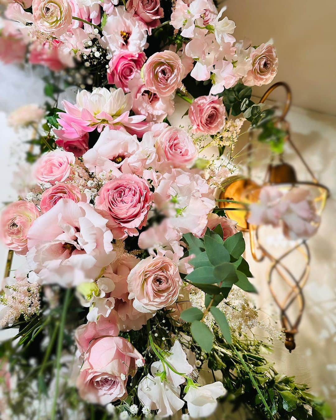 宮内 孝之 花飾人 花の妖精さんのインスタグラム写真 - (宮内 孝之 花飾人 花の妖精Instagram)「【ブライダルスタイル空間装飾】 花の力 ラナンキラス・アスチルベ・薔薇 トルコキキョウ・スイートピー・ ダリア・薔薇スイートアバランチェ・かすみ・さくらこまち・アイビー 利休草・アップルユーカリ・などなど 15種類にてワクワク製作  花で笑顔に変わる瞬間 花は幸せの始まり  #TakayukiMiyauchi  #宮内孝幸 #宮内孝之 #フラワーアーティスト  #日本文化　 #ヘアーフラワー　 #髪飾り　 #生花　 #華道家　 #艶花　 #いけばな  #Japan  #フラワーライブショー　 #SDGS  #花の力 #流木 #ブライダル   ▼公式サイト  www.takayukimiyauchi.com  #THEGOODFLOWERJAPAN #花空間装飾 #flower  #flowers」12月1日 17時25分 - miyauchi_takayuki_flowers