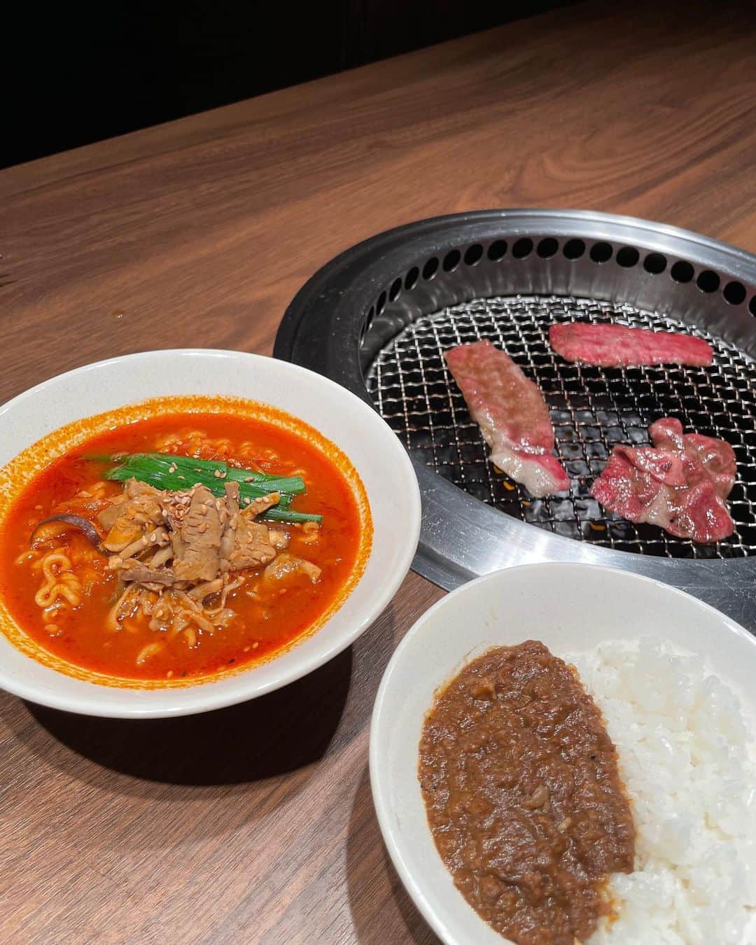 奈々さんのインスタグラム写真 - (奈々Instagram)「「焼肉ホルモンうしごろ 銀座店』  ホルモンが苦手な方も楽しんでいただける正肉コース  ホルモンの看板を掲げてはいますが、 「焼肉うしごろ」の 圧倒的な“肉力”で正肉も楽しめます💖  どのお肉も柔らかくて美味しいのー👍😍  @ushigoro_hormon  “うしごろ”コース  🔸やみつきキムチ 🔸もやしナムル 🔸チョレギサラダ 🔸うしごろロースユッケ 卵と絡めて美味しい😍  🔸極みのタン 薄切り めちゃ柔らかい👍 レモン🍋でさっぱりと  🔸厳選ハラミ これまた柔らかいのー😍 焼きすぎても柔らかくて😍  🔸シンシン 角切り・薄切り 表面焼き色つけて、レアで食べるのがオススメ👍  🔸わかめスープ 温まるー😘  🔸厳選部位の焼きしゃぶ 焼いてくださり、ポン酢で💕 これも好き❤️  🔸とろけるロース ネーミング通り、ほんととろけたー😍 歯がいらないって表現がぴったり💕  🔸本日のA5黒毛和牛タレ 3種 めちゃくちゃ美味しかったー😍 ラストのお肉なんだけど ペロリと食べちゃった👍  🔸お食事 締めは本気の辛ラーメンと 牛すじカレー  お肉食べた後でも 完食👍  🔸デザート ラフランスジェラートと コーヒーブランマンジェ  どちらも美味しい😋  お肉の量も丁度良くて 脂が全く感じないの💖 ぺろっと完食しました👍  📍住所 東京都中央区銀座6丁目7-6 ラペビル 電話番号:0332898929  @sheinofficial  @shein_japan   ファジー Vネック ニットセーター 商品ID: 21848520  レザー 膝の長さ スカート 商品ID: 19697693  【SHEIN 冬日感謝祭】　  試すたび、好きが見つかる❤️ 届くたび、好きが増えてく😊  割引クーポンコード：『EBSJP097』 お買い上げ金額1～5,999円までは セール価格より15%OFF😊 6,000円以上は20%OFF👍 利用期限：12月末日  見てくださり、優しいコメント いつもありがとうございます❤️💕  @ushigoro_hormon #PR #焼肉ホルモンうしごろ銀座店 #うしごろ#焼肉ランチ #銀座ランチ #新橋ランチ  #ushigoro #銀座ホルモン#焼き肉 #銀座グルメ#銀座ディナー#新橋ディナー #焼肉女子会 #楽しい時間 #楽しい食事#SHEINGoodFinds#SHEIN冬の感謝祭#SHEINforAll #loveshein #ad #saveinstyle」12月1日 17時26分 - nanafujn