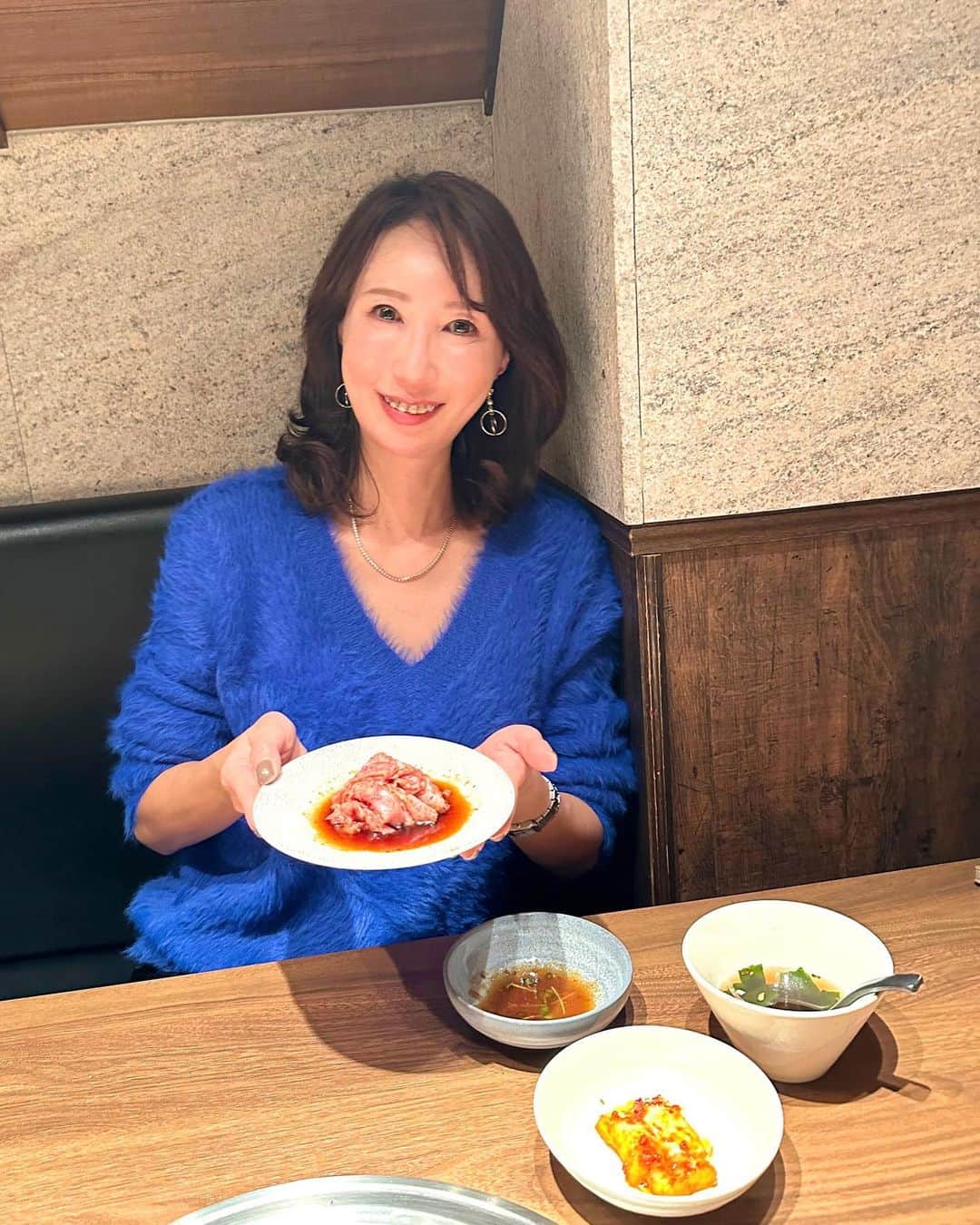 奈々さんのインスタグラム写真 - (奈々Instagram)「「焼肉ホルモンうしごろ 銀座店』  ホルモンが苦手な方も楽しんでいただける正肉コース  ホルモンの看板を掲げてはいますが、 「焼肉うしごろ」の 圧倒的な“肉力”で正肉も楽しめます💖  どのお肉も柔らかくて美味しいのー👍😍  @ushigoro_hormon  “うしごろ”コース  🔸やみつきキムチ 🔸もやしナムル 🔸チョレギサラダ 🔸うしごろロースユッケ 卵と絡めて美味しい😍  🔸極みのタン 薄切り めちゃ柔らかい👍 レモン🍋でさっぱりと  🔸厳選ハラミ これまた柔らかいのー😍 焼きすぎても柔らかくて😍  🔸シンシン 角切り・薄切り 表面焼き色つけて、レアで食べるのがオススメ👍  🔸わかめスープ 温まるー😘  🔸厳選部位の焼きしゃぶ 焼いてくださり、ポン酢で💕 これも好き❤️  🔸とろけるロース ネーミング通り、ほんととろけたー😍 歯がいらないって表現がぴったり💕  🔸本日のA5黒毛和牛タレ 3種 めちゃくちゃ美味しかったー😍 ラストのお肉なんだけど ペロリと食べちゃった👍  🔸お食事 締めは本気の辛ラーメンと 牛すじカレー  お肉食べた後でも 完食👍  🔸デザート ラフランスジェラートと コーヒーブランマンジェ  どちらも美味しい😋  お肉の量も丁度良くて 脂が全く感じないの💖 ぺろっと完食しました👍  📍住所 東京都中央区銀座6丁目7-6 ラペビル 電話番号:0332898929  @sheinofficial  @shein_japan   ファジー Vネック ニットセーター 商品ID: 21848520  レザー 膝の長さ スカート 商品ID: 19697693  【SHEIN 冬日感謝祭】　  試すたび、好きが見つかる❤️ 届くたび、好きが増えてく😊  割引クーポンコード：『EBSJP097』 お買い上げ金額1～5,999円までは セール価格より15%OFF😊 6,000円以上は20%OFF👍 利用期限：12月末日  見てくださり、優しいコメント いつもありがとうございます❤️💕  @ushigoro_hormon #PR #焼肉ホルモンうしごろ銀座店 #うしごろ#焼肉ランチ #銀座ランチ #新橋ランチ  #ushigoro #銀座ホルモン#焼き肉 #銀座グルメ#銀座ディナー#新橋ディナー #焼肉女子会 #楽しい時間 #楽しい食事#SHEINGoodFinds#SHEIN冬の感謝祭#SHEINforAll #loveshein #ad #saveinstyle」12月1日 17時26分 - nanafujn