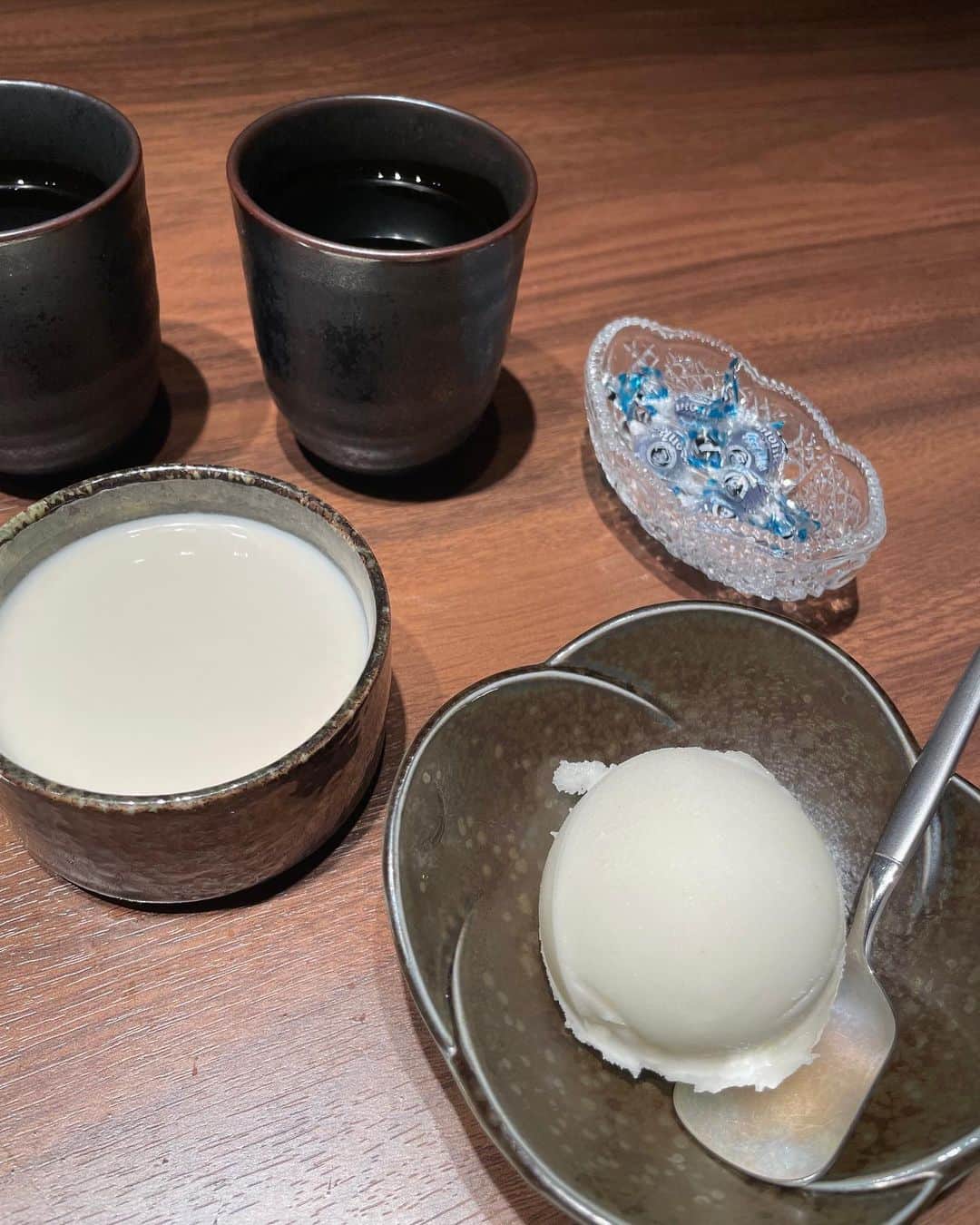 奈々さんのインスタグラム写真 - (奈々Instagram)「「焼肉ホルモンうしごろ 銀座店』  ホルモンが苦手な方も楽しんでいただける正肉コース  ホルモンの看板を掲げてはいますが、 「焼肉うしごろ」の 圧倒的な“肉力”で正肉も楽しめます💖  どのお肉も柔らかくて美味しいのー👍😍  @ushigoro_hormon  “うしごろ”コース  🔸やみつきキムチ 🔸もやしナムル 🔸チョレギサラダ 🔸うしごろロースユッケ 卵と絡めて美味しい😍  🔸極みのタン 薄切り めちゃ柔らかい👍 レモン🍋でさっぱりと  🔸厳選ハラミ これまた柔らかいのー😍 焼きすぎても柔らかくて😍  🔸シンシン 角切り・薄切り 表面焼き色つけて、レアで食べるのがオススメ👍  🔸わかめスープ 温まるー😘  🔸厳選部位の焼きしゃぶ 焼いてくださり、ポン酢で💕 これも好き❤️  🔸とろけるロース ネーミング通り、ほんととろけたー😍 歯がいらないって表現がぴったり💕  🔸本日のA5黒毛和牛タレ 3種 めちゃくちゃ美味しかったー😍 ラストのお肉なんだけど ペロリと食べちゃった👍  🔸お食事 締めは本気の辛ラーメンと 牛すじカレー  お肉食べた後でも 完食👍  🔸デザート ラフランスジェラートと コーヒーブランマンジェ  どちらも美味しい😋  お肉の量も丁度良くて 脂が全く感じないの💖 ぺろっと完食しました👍  📍住所 東京都中央区銀座6丁目7-6 ラペビル 電話番号:0332898929  @sheinofficial  @shein_japan   ファジー Vネック ニットセーター 商品ID: 21848520  レザー 膝の長さ スカート 商品ID: 19697693  【SHEIN 冬日感謝祭】　  試すたび、好きが見つかる❤️ 届くたび、好きが増えてく😊  割引クーポンコード：『EBSJP097』 お買い上げ金額1～5,999円までは セール価格より15%OFF😊 6,000円以上は20%OFF👍 利用期限：12月末日  見てくださり、優しいコメント いつもありがとうございます❤️💕  @ushigoro_hormon #PR #焼肉ホルモンうしごろ銀座店 #うしごろ#焼肉ランチ #銀座ランチ #新橋ランチ  #ushigoro #銀座ホルモン#焼き肉 #銀座グルメ#銀座ディナー#新橋ディナー #焼肉女子会 #楽しい時間 #楽しい食事#SHEINGoodFinds#SHEIN冬の感謝祭#SHEINforAll #loveshein #ad #saveinstyle」12月1日 17時26分 - nanafujn