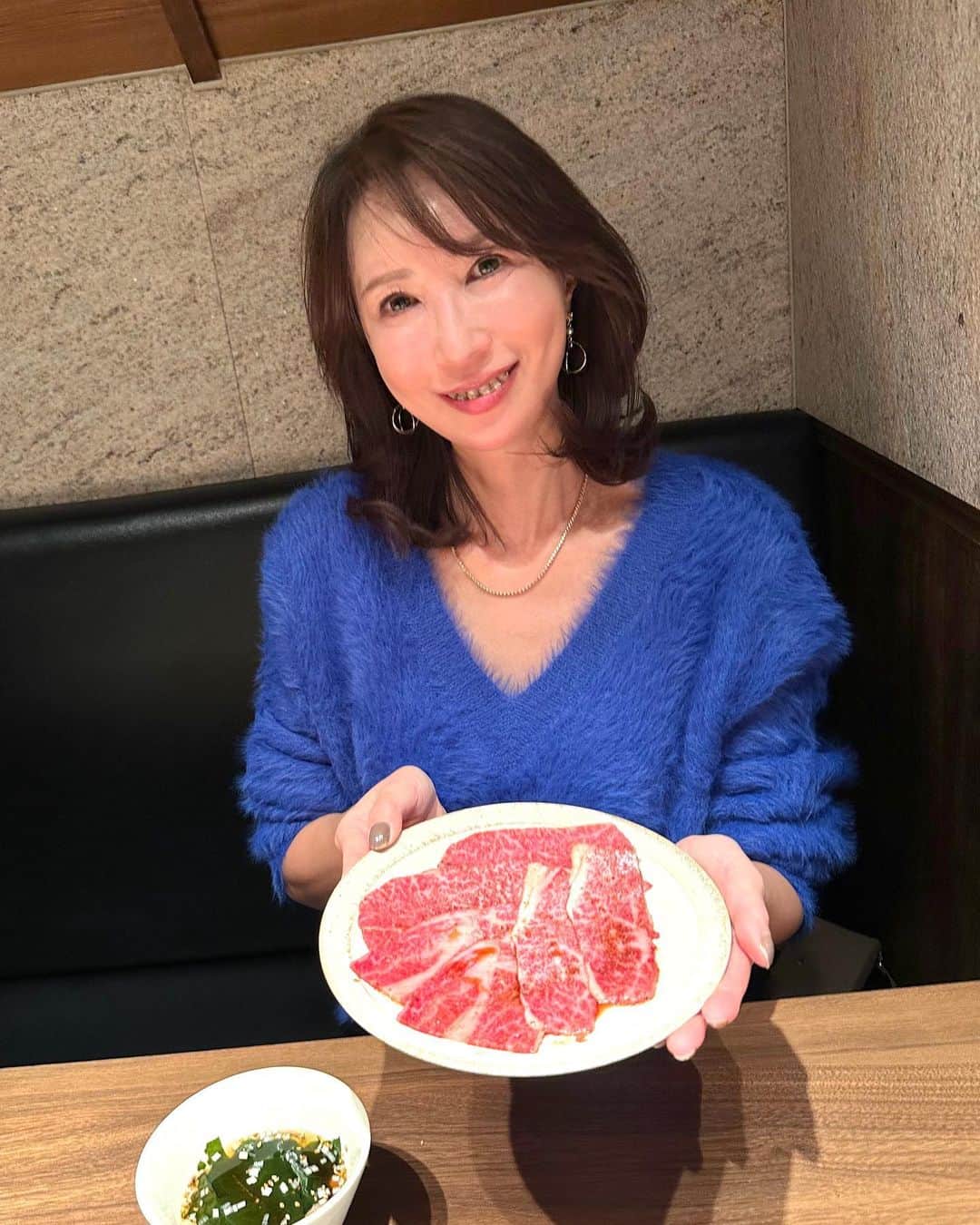 奈々さんのインスタグラム写真 - (奈々Instagram)「「焼肉ホルモンうしごろ 銀座店』  ホルモンが苦手な方も楽しんでいただける正肉コース  ホルモンの看板を掲げてはいますが、 「焼肉うしごろ」の 圧倒的な“肉力”で正肉も楽しめます💖  どのお肉も柔らかくて美味しいのー👍😍  @ushigoro_hormon  “うしごろ”コース  🔸やみつきキムチ 🔸もやしナムル 🔸チョレギサラダ 🔸うしごろロースユッケ 卵と絡めて美味しい😍  🔸極みのタン 薄切り めちゃ柔らかい👍 レモン🍋でさっぱりと  🔸厳選ハラミ これまた柔らかいのー😍 焼きすぎても柔らかくて😍  🔸シンシン 角切り・薄切り 表面焼き色つけて、レアで食べるのがオススメ👍  🔸わかめスープ 温まるー😘  🔸厳選部位の焼きしゃぶ 焼いてくださり、ポン酢で💕 これも好き❤️  🔸とろけるロース ネーミング通り、ほんととろけたー😍 歯がいらないって表現がぴったり💕  🔸本日のA5黒毛和牛タレ 3種 めちゃくちゃ美味しかったー😍 ラストのお肉なんだけど ペロリと食べちゃった👍  🔸お食事 締めは本気の辛ラーメンと 牛すじカレー  お肉食べた後でも 完食👍  🔸デザート ラフランスジェラートと コーヒーブランマンジェ  どちらも美味しい😋  お肉の量も丁度良くて 脂が全く感じないの💖 ぺろっと完食しました👍  📍住所 東京都中央区銀座6丁目7-6 ラペビル 電話番号:0332898929  @sheinofficial  @shein_japan   ファジー Vネック ニットセーター 商品ID: 21848520  レザー 膝の長さ スカート 商品ID: 19697693  【SHEIN 冬日感謝祭】　  試すたび、好きが見つかる❤️ 届くたび、好きが増えてく😊  割引クーポンコード：『EBSJP097』 お買い上げ金額1～5,999円までは セール価格より15%OFF😊 6,000円以上は20%OFF👍 利用期限：12月末日  見てくださり、優しいコメント いつもありがとうございます❤️💕  @ushigoro_hormon #PR #焼肉ホルモンうしごろ銀座店 #うしごろ#焼肉ランチ #銀座ランチ #新橋ランチ  #ushigoro #銀座ホルモン#焼き肉 #銀座グルメ#銀座ディナー#新橋ディナー #焼肉女子会 #楽しい時間 #楽しい食事#SHEINGoodFinds#SHEIN冬の感謝祭#SHEINforAll #loveshein #ad #saveinstyle」12月1日 17時26分 - nanafujn