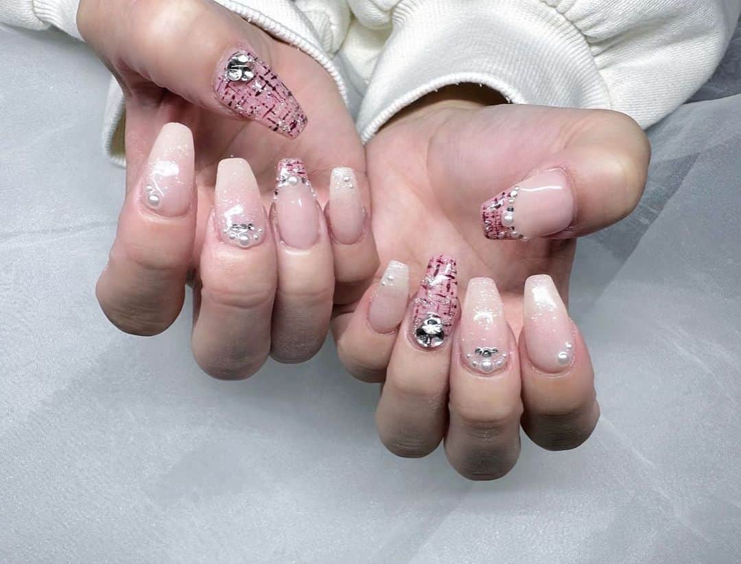 山本瑠香のインスタグラム：「冬らしいキラキラネイル💅💞✨  ツイードがかわいい‼︎  #nail #nails #nailart #naildesign  #ネイル #ネイルデザイン #シンプルネイル #トレンドネイル #冬ネイル  #ジェルネイル #ネイルアート #キラキラネイル #ツイードネイル」