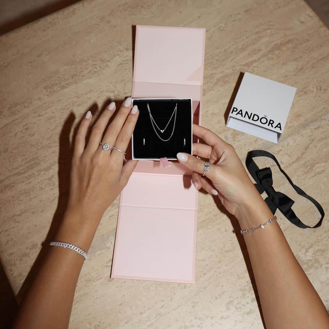 PANDORAさんのインスタグラム写真 - (PANDORAInstagram)「“I’m never taking it off”, unboxed. 💍 @bella.emar #Pandora #LovesUnboxed #PandoraJewellery」12月1日 17時36分 - theofficialpandora