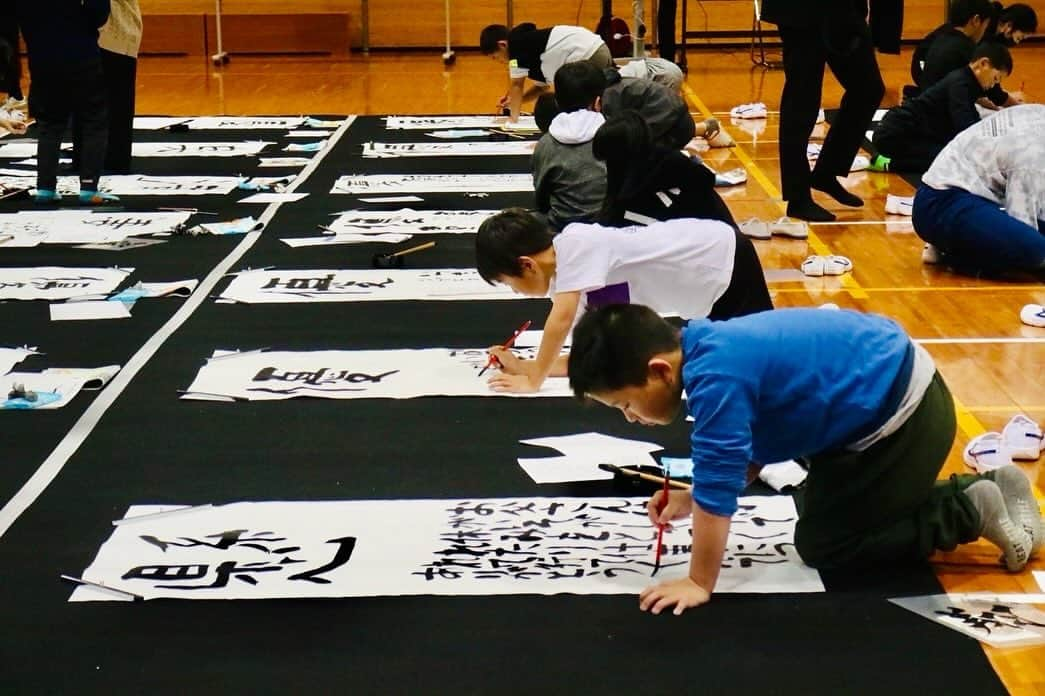 紫舟さんのインスタグラム写真 - (紫舟Instagram)「都城市立山田小学校 書道の授業を行いました。これまでたくさんの人に支えられながら大きくなった小学生達、その感謝を形にしお返ししよう。 授業では、体の動かし方、呼吸法、集中の仕方、筆の扱いを学びました。 清書では、大切な人に捧げる漢字一文字と、これまでの感謝の言葉を筆で大きな和紙に書き上げました。 文武両道の教育に都城市は力を入れているだけあり、山田小学校の皆さんはとても上手にお手紙を完成させました。  *お知らせ*  ①「新春紫舟展」in銀座 ハイアット・セントリック銀座 東京 2023年12月28日～2024年1月 https://www.e-sisyu.com/exhibitions/hyatt-centric_2023-24  ②紫舟書初め大会in東京 2024年1月6日（土）14:30-15:45 大人4,500円　小学生以下2,500円 恵比寿ガーデンプレイス「ザ・ガーデンルーム」 ＊事前予約制：https://www.dpcity.com/forms/ygp/loveletter2401_pm/  ③都城 大書初大会in宮崎 都城市での恒例紫舟大書初大会は、県外の方でも"無料"でご参加いただけます、お年玉ですね。 2024年1月14日（日）10:00~12:00 *無料 早水公園体育文化センター「メインアリーナ」 ＊事前予約制 https://docs.google.com/forms/d/e/1FAIpQLScc9A-D4cPtUluK569ZJJnZQHY6aLdQtHE5KaskvpKGkf9JYg/viewform?pli=1&pli=1&pli=1&edit_requested=true」12月1日 17時29分 - sisyu8