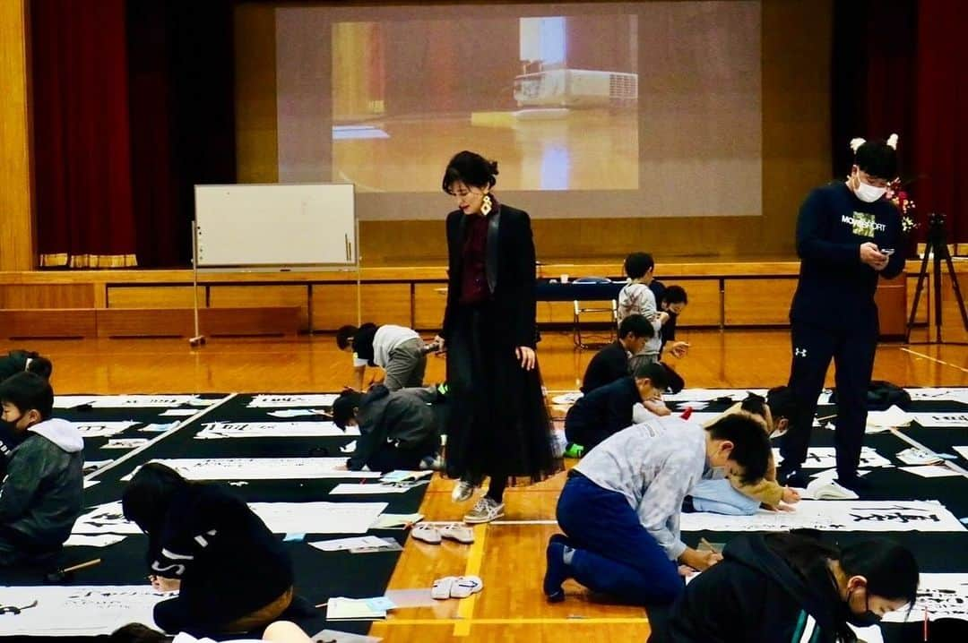 紫舟さんのインスタグラム写真 - (紫舟Instagram)「都城市立山田小学校 書道の授業を行いました。これまでたくさんの人に支えられながら大きくなった小学生達、その感謝を形にしお返ししよう。 授業では、体の動かし方、呼吸法、集中の仕方、筆の扱いを学びました。 清書では、大切な人に捧げる漢字一文字と、これまでの感謝の言葉を筆で大きな和紙に書き上げました。 文武両道の教育に都城市は力を入れているだけあり、山田小学校の皆さんはとても上手にお手紙を完成させました。  *お知らせ*  ①「新春紫舟展」in銀座 ハイアット・セントリック銀座 東京 2023年12月28日～2024年1月 https://www.e-sisyu.com/exhibitions/hyatt-centric_2023-24  ②紫舟書初め大会in東京 2024年1月6日（土）14:30-15:45 大人4,500円　小学生以下2,500円 恵比寿ガーデンプレイス「ザ・ガーデンルーム」 ＊事前予約制：https://www.dpcity.com/forms/ygp/loveletter2401_pm/  ③都城 大書初大会in宮崎 都城市での恒例紫舟大書初大会は、県外の方でも"無料"でご参加いただけます、お年玉ですね。 2024年1月14日（日）10:00~12:00 *無料 早水公園体育文化センター「メインアリーナ」 ＊事前予約制 https://docs.google.com/forms/d/e/1FAIpQLScc9A-D4cPtUluK569ZJJnZQHY6aLdQtHE5KaskvpKGkf9JYg/viewform?pli=1&pli=1&pli=1&edit_requested=true」12月1日 17時29分 - sisyu8