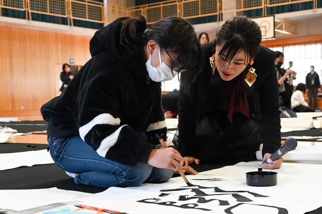 紫舟のインスタグラム：「都城市立山田小学校 書道の授業を行いました。これまでたくさんの人に支えられながら大きくなった小学生達、その感謝を形にしお返ししよう。 授業では、体の動かし方、呼吸法、集中の仕方、筆の扱いを学びました。 清書では、大切な人に捧げる漢字一文字と、これまでの感謝の言葉を筆で大きな和紙に書き上げました。 文武両道の教育に都城市は力を入れているだけあり、山田小学校の皆さんはとても上手にお手紙を完成させました。  *お知らせ*  ①「新春紫舟展」in銀座 ハイアット・セントリック銀座 東京 2023年12月28日～2024年1月 https://www.e-sisyu.com/exhibitions/hyatt-centric_2023-24  ②紫舟書初め大会in東京 2024年1月6日（土）14:30-15:45 大人4,500円　小学生以下2,500円 恵比寿ガーデンプレイス「ザ・ガーデンルーム」 ＊事前予約制：https://www.dpcity.com/forms/ygp/loveletter2401_pm/  ③都城 大書初大会in宮崎 都城市での恒例紫舟大書初大会は、県外の方でも"無料"でご参加いただけます、お年玉ですね。 2024年1月14日（日）10:00~12:00 *無料 早水公園体育文化センター「メインアリーナ」 ＊事前予約制 https://docs.google.com/forms/d/e/1FAIpQLScc9A-D4cPtUluK569ZJJnZQHY6aLdQtHE5KaskvpKGkf9JYg/viewform?pli=1&pli=1&pli=1&edit_requested=true」