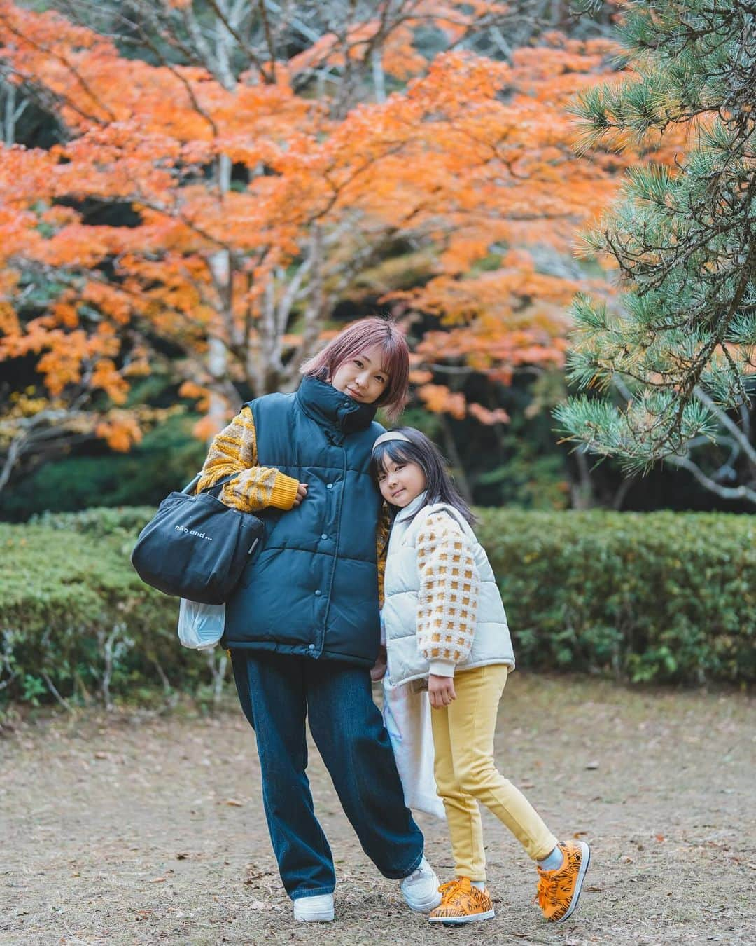 ゆずみつさんのインスタグラム写真 - (ゆずみつInstagram)「紅葉が綺麗な時期ですね🍁 今週の土日もお出かけするからたくさんカメラ練習します☺️！  今日はみつの幼稚園の発表会でたくさん成長を感じられました🥺 これから3姉弟たくさん成長していくと思うけどひとつひとつ大切にしていきたいなと思いました🫶  #ゆずみつ #ゆずみつといっしょ #てるたま #てちゃん #紅葉狩り #秋 #子どもの日常をもっと写真に #3姉弟 #おそろコーデ #リンクコーデ #秋コーデ #7歳 #5歳 #1歳」12月1日 17時30分 - 10siomi