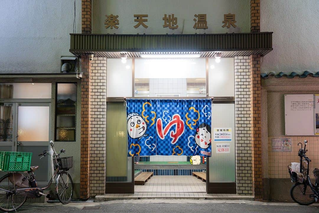 Osaka Bob（大阪観光局公式キャラクター）のインスタグラム：「There's a public bath near Tenjinbashisuji Shopping Street. Since the area has lots of bars and restaurants it's a great neighborhood to explore. Be sure to check out the bath house after having a meal! 👍  天神橋筋商店街付近にある銭湯♨️ 飲み屋街に銭湯があるから、ご飯食べてからぜひ行ってみてな👍  —————————————————————  #maido #withOsakaBob #OSAKA #osakatrip #japan #nihon #OsakaJapan #大坂 #오사카 #大阪 #Оsака #Осака #โอซาก้า #大阪観光 #sightseeing #Osakatravel #Osakajepang #traveljepang #osakatravel #osakatrip#天満」