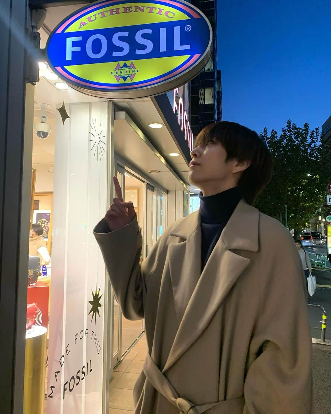 滝本海都さんのインスタグラム写真 - (滝本海都Instagram)「FOSSIL原宿明治通り店にお邪魔させていただきました。  時計やジュエリー、バッグなど、クリスマスプレゼントにぴったりなモノが沢山ありました。  ギフティングで腕時計も頂きました。 ありがとうございます。  個人的にローズゴールドは女性のイメージが強かったのですが、デザインが上手く中和されていて、男でも使いやすいと感じました。 指輪のようなデザインの時計もあって面白かったです。  12/1から開催されるホリデーキャンペーンを一足先に体験させて頂きました。 クリスマスツリーが設置してあったのですが、そのオーナメントがガチャガチャになっていました。 ハズレは無しで、ペアウォッチなどが当たるみたいです。  腕時計は高価で手が出しにくい印象がありますが、FOSSILさんは日々のご褒美として購入できる価格帯で、且つ様々なデザインの物が用意されていました。 是非足を運んで自分の好きな、大切な人に似合うデザインの時計、ジュエリーを探してみてください。  そして、ぼっちには原宿のクリスマスムードが眩しすぎました。  #PR #FOSSIL」12月1日 17時30分 - hiro.10_tm