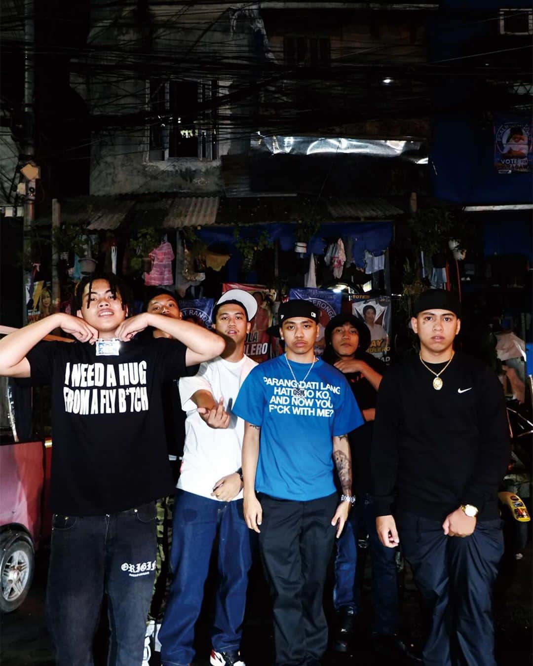 Olliemagazineのインスタグラム：「. Ollie Vol.258 2023 AUTUMN/WINTER 「ASIAN STREET DREAM」 - 今、アジアが熱い -  O SIDE MAFIA @oside_mafia  @osmcashman  @slimey0cean  @gee_exclsv   地元の貧困や犯罪から抜け出し  アジアを代表するラップスターへ  2019年頃から世界中で大混乱を引き起こしたコロナウイルスは、ここフィリピンでも 同じように大打撃をもたらし、当初カルチャーの中心地であったほとんどのクラブは やむを得ず廃業に追いやられていったそう。それとほぼ同時期のタイミングで、フィリピンのHIPHOPシーンに突如現れた“O SIDE MAFIA”は、90S HIPHOPカルチャーから影響を受けたリズミカルなビートと、スラングを取り入れたハードコアなスタイルで、瞬く間に新世代のラップスターへと駆け上がっていった。マニラはマラテ地区、繁華街の犯罪地区で生まれ育ち、 貧困から抜け出すためにラップを始めたCASHMAN, MADMAN, GEEの３人。普段あまりメディアに露出することは少ないけれど、今回は特別に、クルー名の由来ともなっている彼らの地元＝O SIDE（オロサストリート）へ足を運んだ。  Photograph_Jazper Salinas Text&Edit_Mahina Takizawa  #APPLEBUM#olliemagazine#olliemag#ollie#streetculture#street#skateboard#skate#skater#music#hiphop#rap#rapper#art#fashion#ollie_vol258」