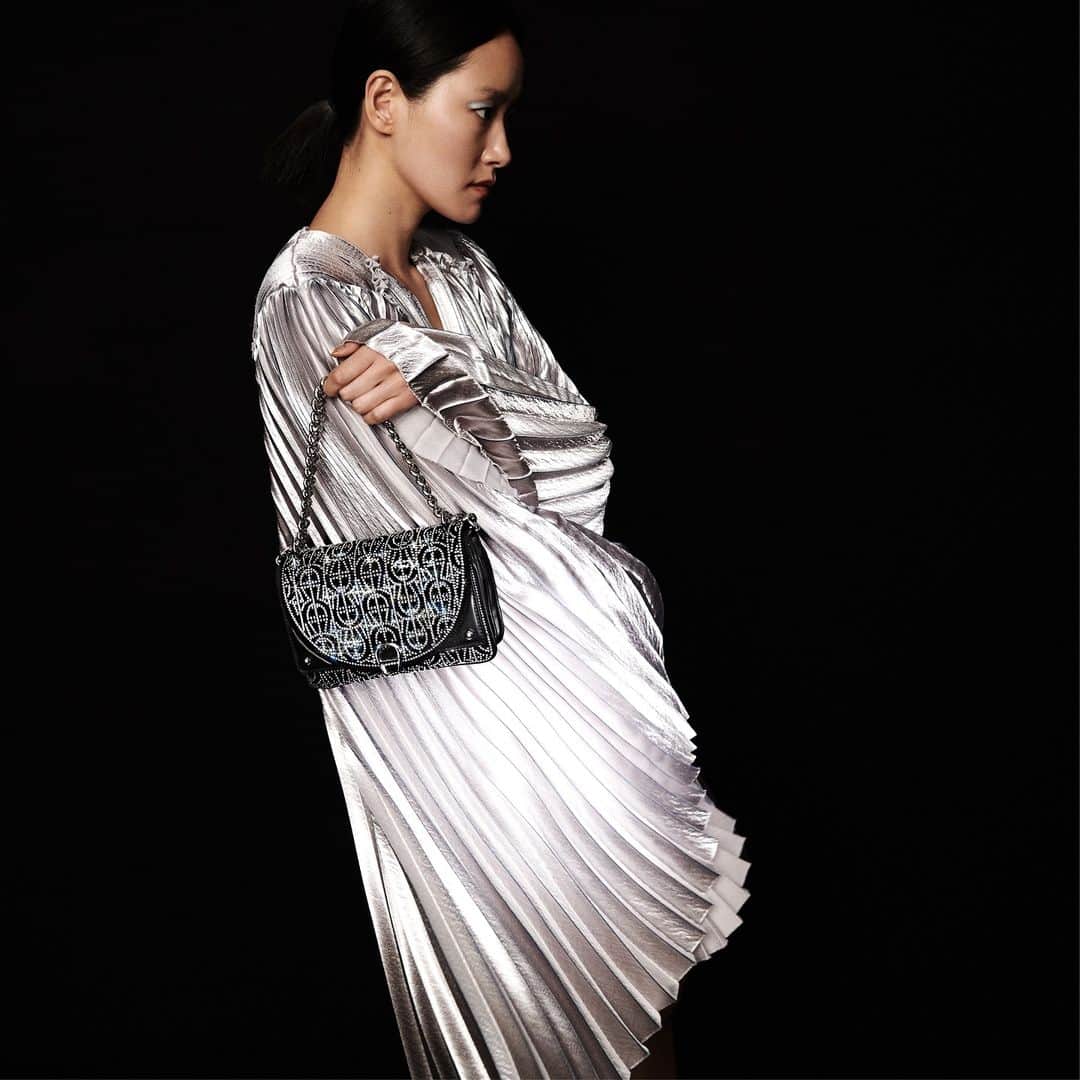 アイグナーのインスタグラム：「December is officially here – let the gifting begin with the glamorous #AIGNER Diadora Bag Sparkle.   Discover the Diadora and more pieces to put you in the festive spirit in stores and at aignermunich.com   #AIGNERSS24」