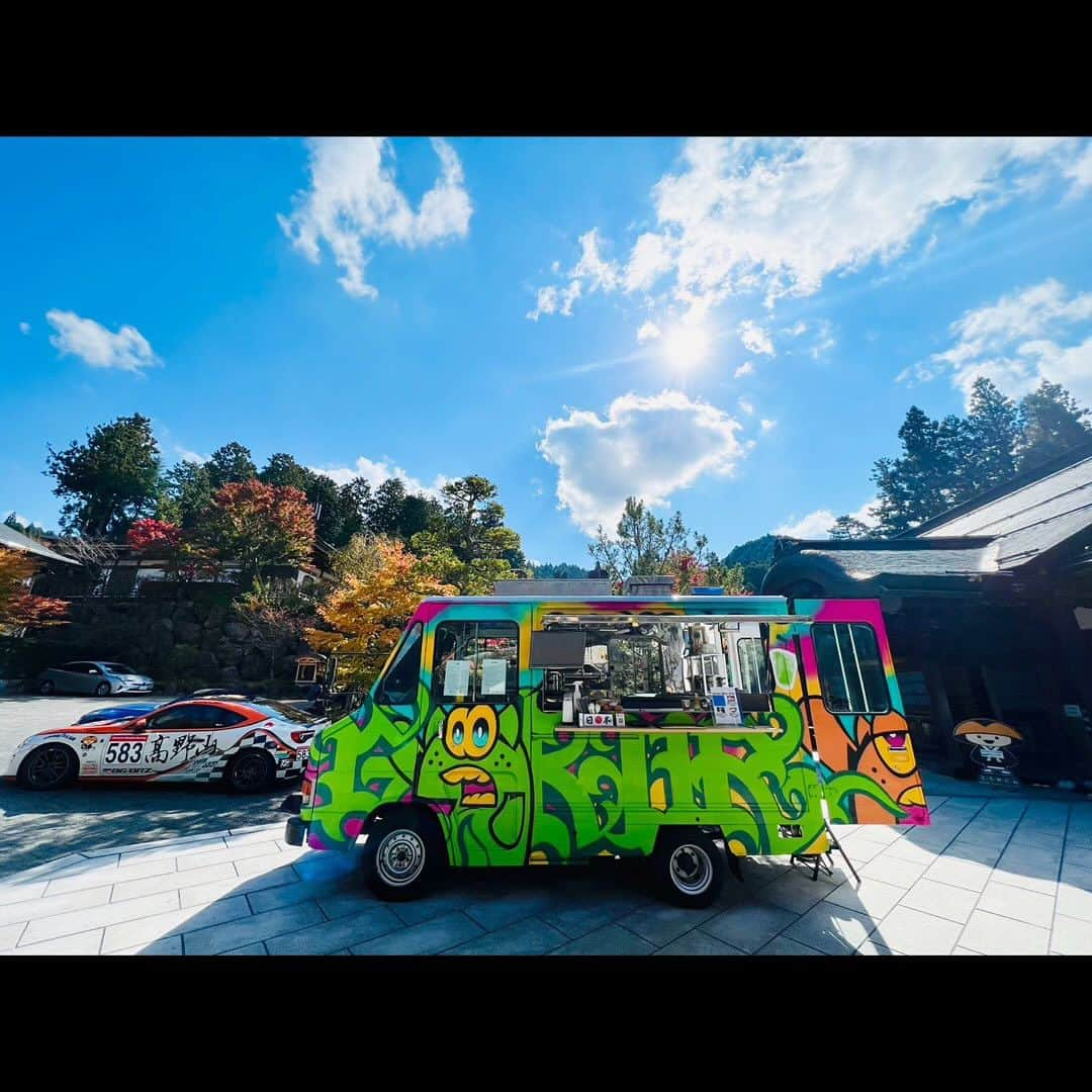 CMKgalleryのインスタグラム：「CASPER👻車両ペイント @killingtimer2021  高野山•和歌山を主軸に様々な発信をする @gokuraku_nippon 様のご依頼で キッチンカー にペイントいたしました。  左右両面サイズ w 4.5m × h 2.6m  背面サイズ w 1.7m × h 2.7m  ご相談内容を基に、唯一無二のデザインを仕上げます。 お問い合わせはDM、 またはメールにて info@saneiart.jp まで お気軽にご相談ください。  #CMKG #CMKgallery#CASPER#CASPCHAN#Graffitiart #osakagraffiti #streetart」