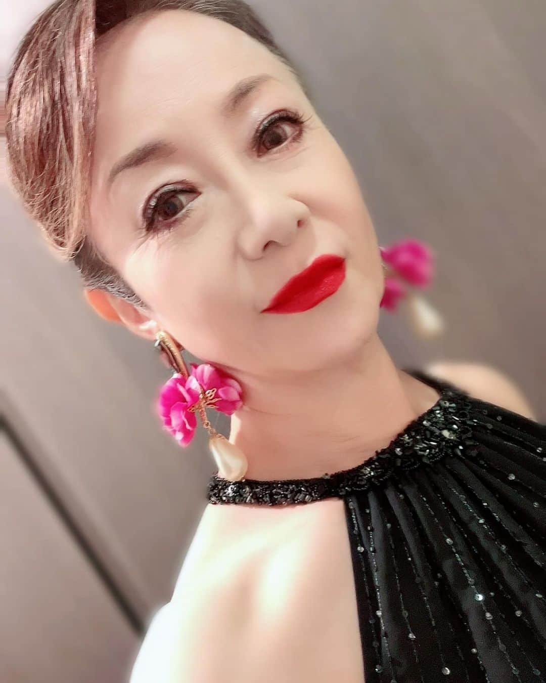 南美希子さんのインスタグラム写真 - (南美希子Instagram)「コロナ以降、封印していた「黒」を3年を越える月日を経て着てみた。フォーマルなドレスは黒以外も持っていますが、なかなか着こなしが難しいですね。 #パーティードレス」12月1日 17時42分 - mikiko_minami