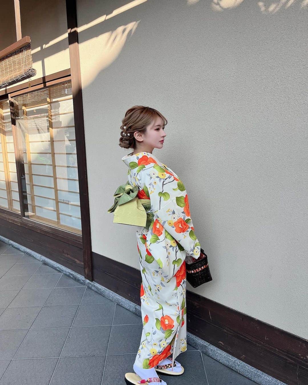 はるぽんのインスタグラム：「오랜만에 교토에서 기모노를 입었어 #京都 👘 ｼﾝﾌﾟﾙでレトロチックな着物が流行りやけど 派手なオレンジの着物にしてみた🍊🦊 ⁡ #着物女子  #着物レンタル  #着物コーデ #京都 #kyoto」