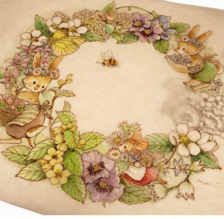 イラストレーター山崎牧子のインスタグラム：「こだわり塗り絵シリーズ 第1弾 「季節のリース Seasonal Wreaths of plants and friends」インプレス様⭐️  Amazonや、楽天のサイトでサンプルページが ご覧いただけるようになりました📖✨ みなさまお気付きの方もいらっしゃると 思いますが、今回の塗り絵本新刊は、 2023年のオリジナルカレンダー Natural Wreath の線画からぐんと世界を 広げたものになります。 新しい線画もたくさん描きました☺️ 実は昨年、カレンダーを制作している時に、 すでにゆくゆくは塗り絵本にして行きたいことを 考えていました。今年のカレンダー最後の月に 今度は塗り絵本として発売ができるなんて… 本当に夢のようです。 一つの夢が実現できたのも、インプレス 様の あたたかなお力と、ときめく塗り絵シリーズ 「野ねずみユルリの旅スケッチ」をたくさんの 読者様が楽しんで塗り絵をしてくださっている お陰です。本当にありがとうございます🐭✨  新刊の12月21日発売に向けて、ご予約もスタート しております✨ぜひご覧になってくださいね🎨  You can now view sample pages of the new coloring book on the Amazon Japan site! Please take a look. thank you😊  #こだわり塗り絵シリーズ#塗り絵#塗り絵本#インプレス#いなとめまきこ#塗り絵好きな人と繋がりたい#coloringbook#makikoinatome#coloriage#seasonalwreathsofplantsandfriends」