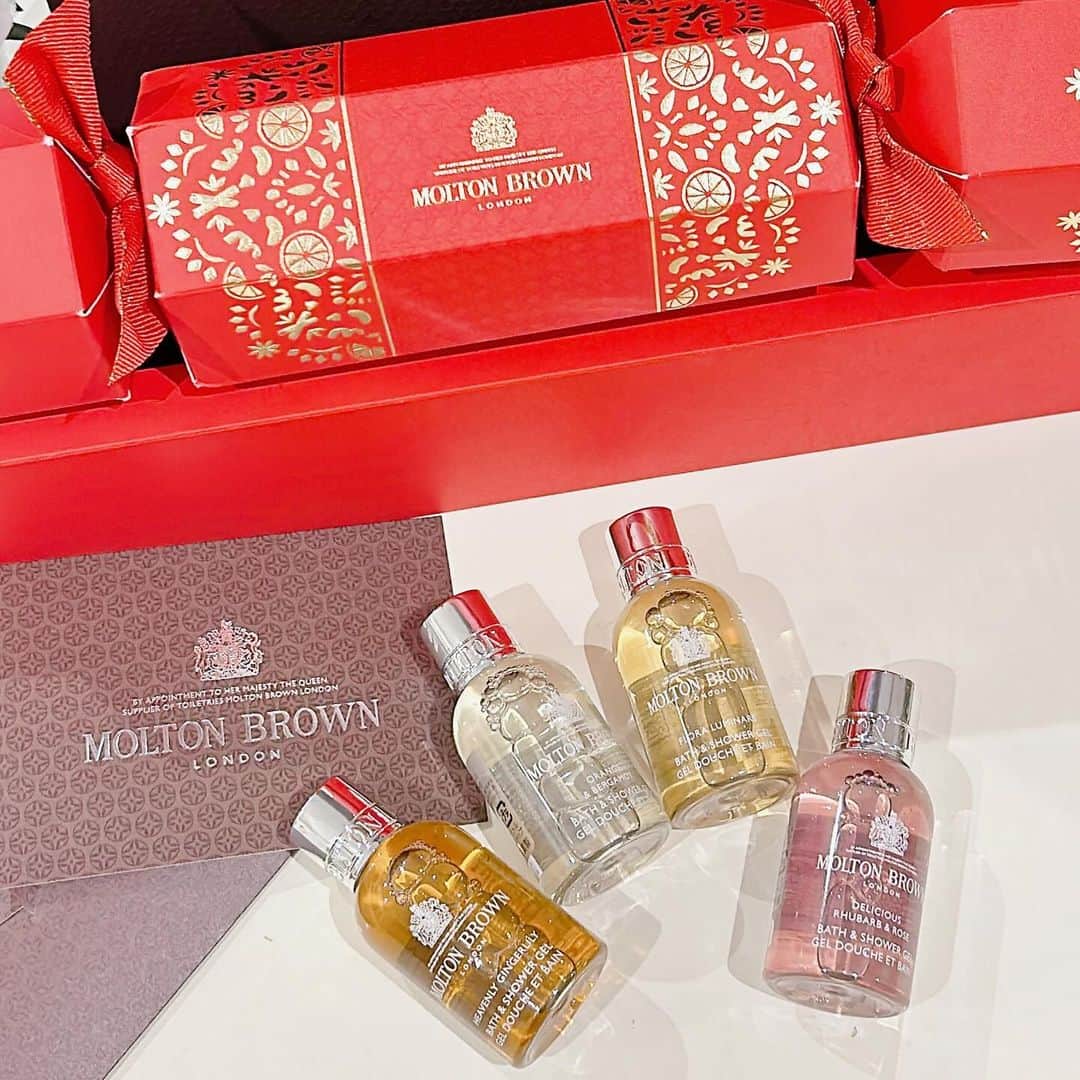 SPARAのインスタグラム：「まいちゃんからおキャワなMOLTON BROWNのシャワージェルのセットをプレゼントしてもらっちゃった❤️ バスグッズ大好きなわたし。 入浴剤も入れてないとお風呂入れないくらい大好き❤ バブルバスにもなるので泡泡バブルバスにして入ろう♡  まいちゃんありがとん😘 @maigallery_official」