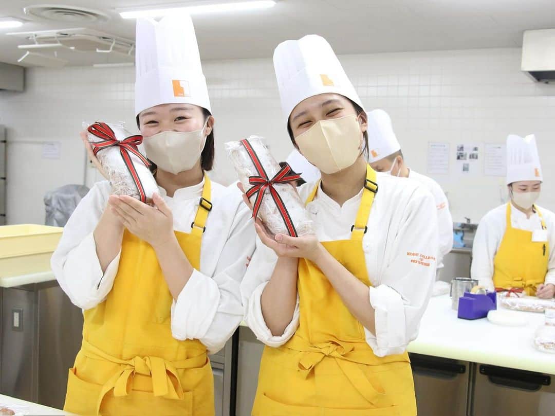 神戸製菓専門学校（公式）さんのインスタグラム写真 - (神戸製菓専門学校（公式）Instagram)「🍞イスズベーカリーの井筒会長による特別授業２日目！🍞  昨日に引き続き、 神戸で人気の #イスズベーカリー の 井筒会長にお越しいただきました✨  #食パン #フランスパン #デニッシュ  イスズベーカリーの大人気商品を を教わりました♪  食パンは何度も作ってきた学生たちですが、 今回はイスズ流❗️ 普段の食パンとは全く違う製法で なんと発酵時間はいつもの食パンの倍以上👀  おいしいハード山食パンが完成しました❤️  デニッシュは、 ダークチェリー モンブラン ブルーベリーの３種類を作りました。  昨日も作ったシュトーレンは、クリスマスらしくラッピング🎀 素敵な結び方も伝授していただきました❗️  #神戸製菓　#神戸製菓専門学校　#製パン本科　#パン　#パン職人　#ブーランジェ　#パン屋　#ベーカリー　#イスズベーカリー　#パン作り　#製パン　#神戸　#三ノ宮　#神戸パン　#三ノ宮パン　#pattistagram2023」12月1日 17時46分 - kobeseika_info