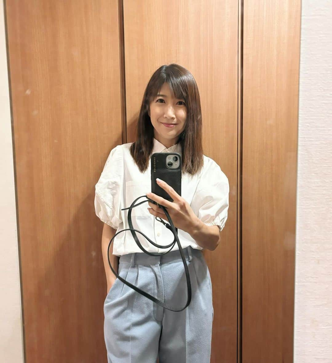 根本美緒のインスタグラム：「これから司会の仕事…なんですが服がラフ過ぎてるかなぁ…とやや心配しながらもう出ちゃいました😅 いってきまーすw」