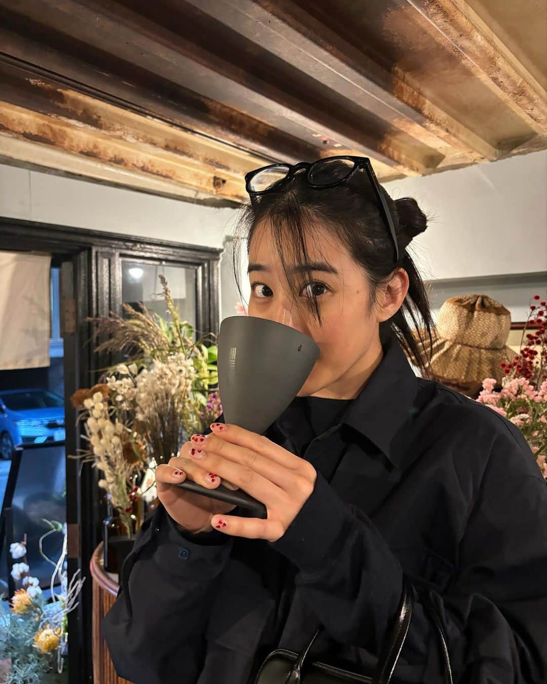 青野楓さんのインスタグラム写真 - (青野楓Instagram)「いろんなpopup🎄 素敵な器で飲むお茶はおいしかったし、日本初上陸のbagもかわいかったし、私の爪も可愛い。  @5450_theproducts (あちあちでおしゃれ紅茶のめたよ) @tea_bucks (夏はかき氷あるってさ。おにぎりに使ってる海苔は丸山海苔さんだってさ。センスすばら) @toutyest (本革でかなり上品でした。表参道の交差点付近だよ)  詳しくはインスタみてみてね。」12月1日 17時47分 - kaede626