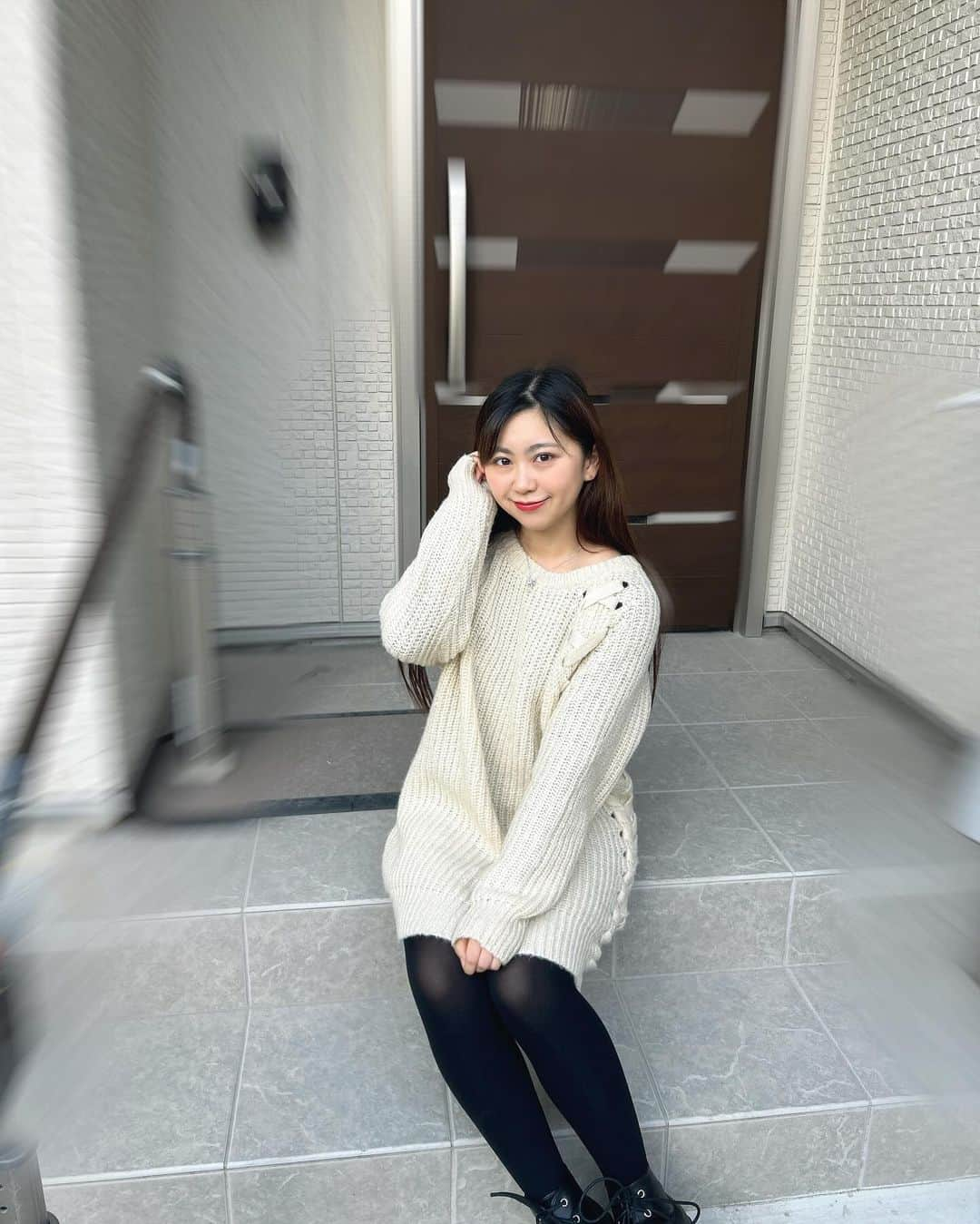 須田理夏子のインスタグラム：「こういう服装は好き？ ・ ・ ・ ・ 今日から12月スタート🎶  2023年ラスト月もよろしくお願いします💕 12月はSNS強化月間❣️ 各SNSチェックしてね💕︎   #12月   #WHITE  #ホワイトコーデ  #ホワイト #ニット  #ニットワンピ #おしゃれ #fashion  #加工  #フィルター  #低身長コーデ  #me #系統バラバラ系女子  #須田理夏子 #乃木坂46  #乃木坂好きな人と繋がりたい #乃木坂好きな女ヲタさんと繋がりたい #photo  #photography #followｍe  #他撮り  #モテコーデ  #全身コーデ  #冬コーデ」