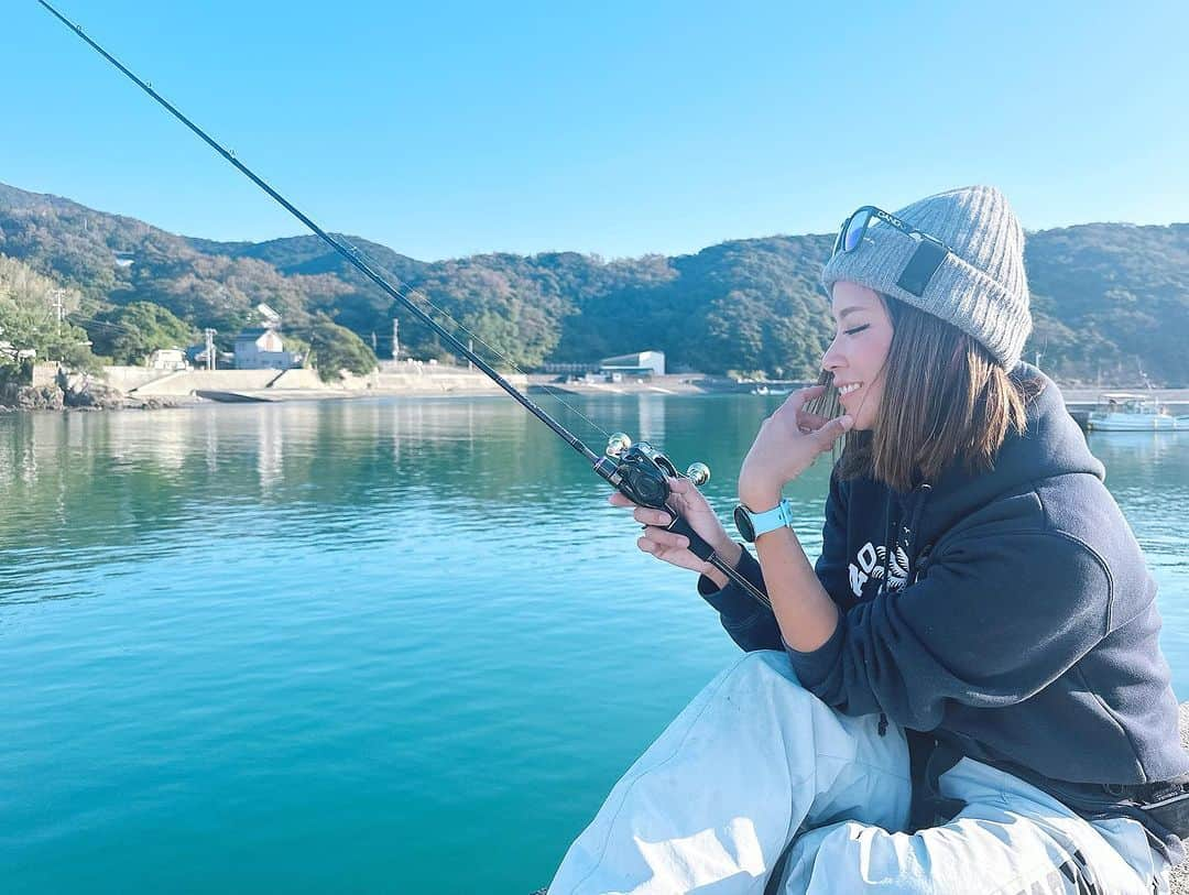 渕上万莉 さんのインスタグラム写真 - (渕上万莉 Instagram)「12月に入ったらやっぱり寒いね❄️ でも最近は暑すぎるよりは寒い方が好き💙🤍  冬用の新しいウェア欲しいけど 何色にしようかなぁ🐠  スノーボード🏂 全然しないけど、ウェアが可愛くて好きやから釣りの時よく着てるよ❄️ 濡れてもすぐ乾くからおススメ💙 でも中に着込まないとあんまりあったかくない🥹💦  #冬コーデ  #冬 #釣り #釣り女子  #fishing #winter  #winterfashion  #onlyliveonce  #フッチー #渕上万莉」12月1日 17時49分 - mari_fuchigami