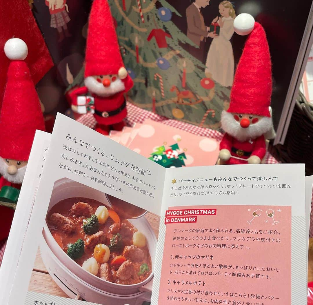 ANDERSEN アンデルセンさんのインスタグラム写真 - (ANDERSEN アンデルセンInstagram)「アンデルセンのヒュッゲクリスマス ヒュッゲとは「人と人とのふれあいから生まれる、温かな居心地のよい雰囲気」という意味のデンマーク語🇩🇰  みなさん、このクリスマスはどのように過ごされますか？ 今年は家族や友人と集まって にぎやかに楽しむ方も多いのではないでしょうか。  デンマークでは今が一年でもっともヒュッゲな季節。 準備からクリスマス本番まで みんなで楽しみながらつくりあげていきます。  今月は、クリスマスがちょっと特別になる商品や 楽しみ方のヒントをご紹介していきます。  また、アンデルセン店頭では リーフレットをお配りしていますので ぜひお立ち寄りの際は お手に取ってご覧ください。  パンと一緒にヒュッゲなひとときを🎄」12月1日 17時50分 - andersen_official_jp