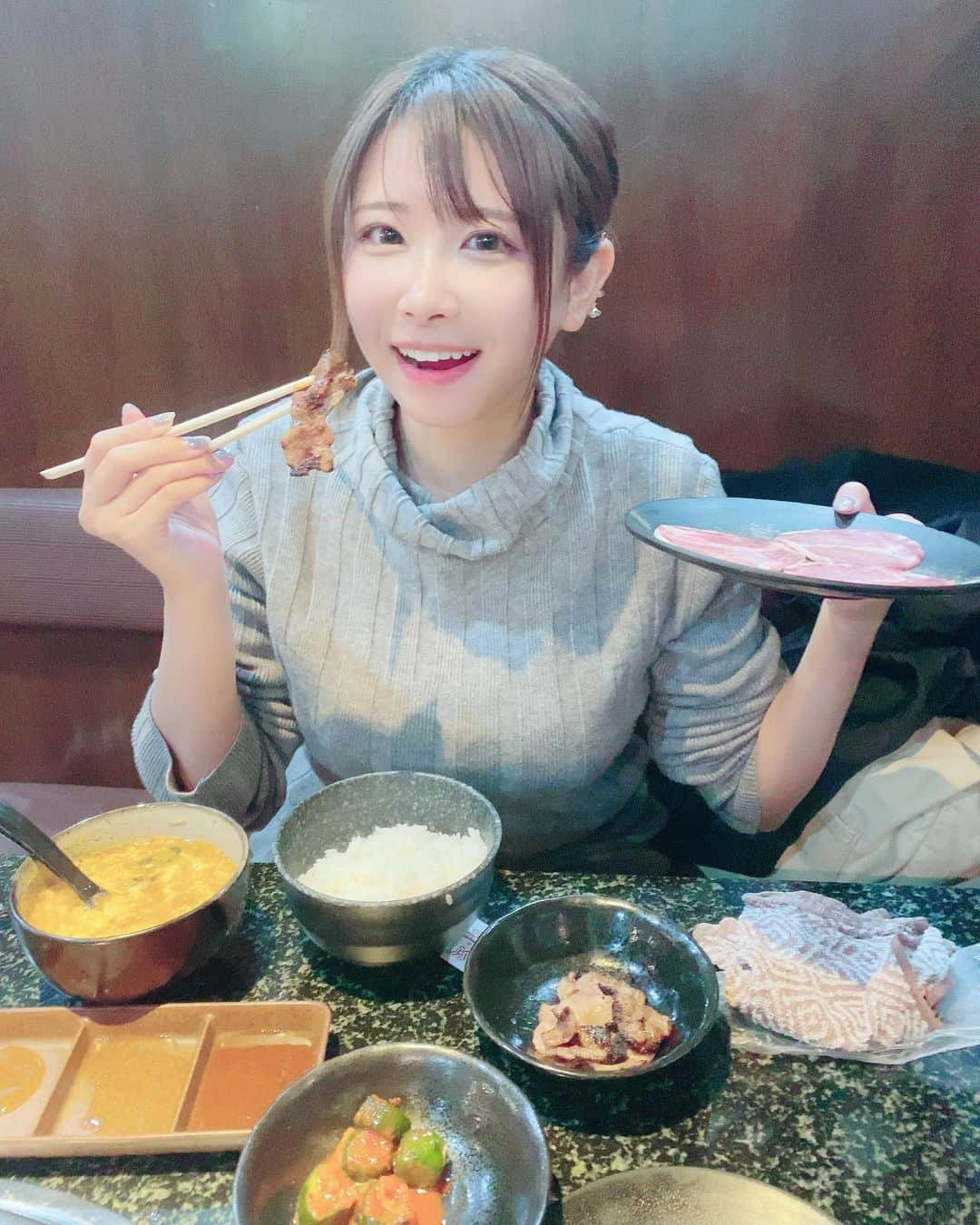 三田サクラさんのインスタグラム写真 - (三田サクラInstagram)「いっぱい食べたい」12月1日 17時50分 - mitasakura.fs