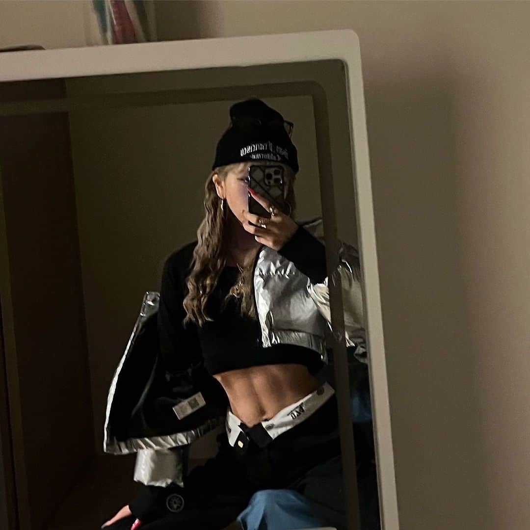高畑麻優さんのインスタグラム写真 - (高畑麻優Instagram)「先日、ロフト ベストコスメ 2023 に行ってきました⛄️🩵 実際に使ってみたのでレビューしてくね！  RISING WAVEさんの香水は どれも普段使いしやすい匂いで好き！💜   ReFaさんのハートブラシは サラサラに髪の毛もまとまるので ドライヤーする時の必須アイテム👱‍♀️🩷  PEACH Cさんのチークは 発色も良いのに崩れにくくて最高❣️  MARINESSON proteinさんの プロテインは飲みやすくて美味しい！ 筋トレ後に欠かさず飲んでる！💪🏻❤️‍🔥  FIANCEEさんの香水は 男女問わず使える自然ないい香りで これからも愛用していきたいアイテム✊🏻  みんなも是非ロフトへいってみてね〰️💞🩷  #PR #ロフト展示会 #ロフトのベストコスメ2023 #ロフトコスメ」12月1日 17時52分 - 04__m.aa