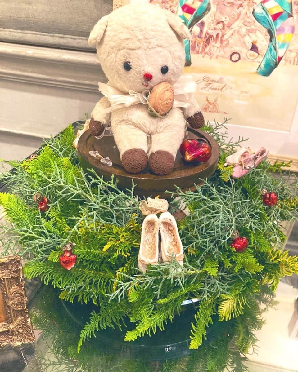 加倉井ミサイルのインスタグラム：「設営完了です❤︎ 生花のクリスマスリースがとってもいい香り…！🎄 明日12時Openです。 よろしくお願いします！  eri exposition 『Petite Noël 2023』  ◉日時 12/2(土)〜12/4(月) 12:00〜19 :00(最終日は16 :00CLOSE) ◉場所 GALLRY 8 LAND (ギャラリーエイトランド) add：東京都渋谷区元代々木町３−12 （小田急線代々木八幡駅から徒歩２分） tel : 090-6495-3338 HP: 8land.shop/blog」