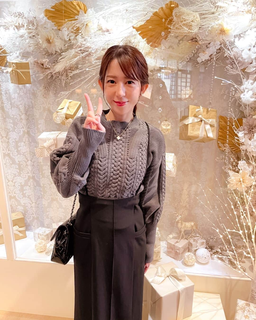 KSBアナウンサーのインスタグラム：「🎤 松木梨菜です😊 今年も残すところあと１カ月ですね☺️ 街ではクリスマスムードが 高まってきました🎄  歩いていると何だか心が癒されます。  今年も良い年だったなと思えるよう あと少し頑張ろうと思います✨  #クリスマス #🎄 #クリスマスムード  #癒やされる #癒し #今年もあと少し  #5ch #KSB瀬戸内海放送 #岡山 #香川 #okayama #kagawa #松木梨菜 #アナウンサー #女性アナウンサー #テレビ局」