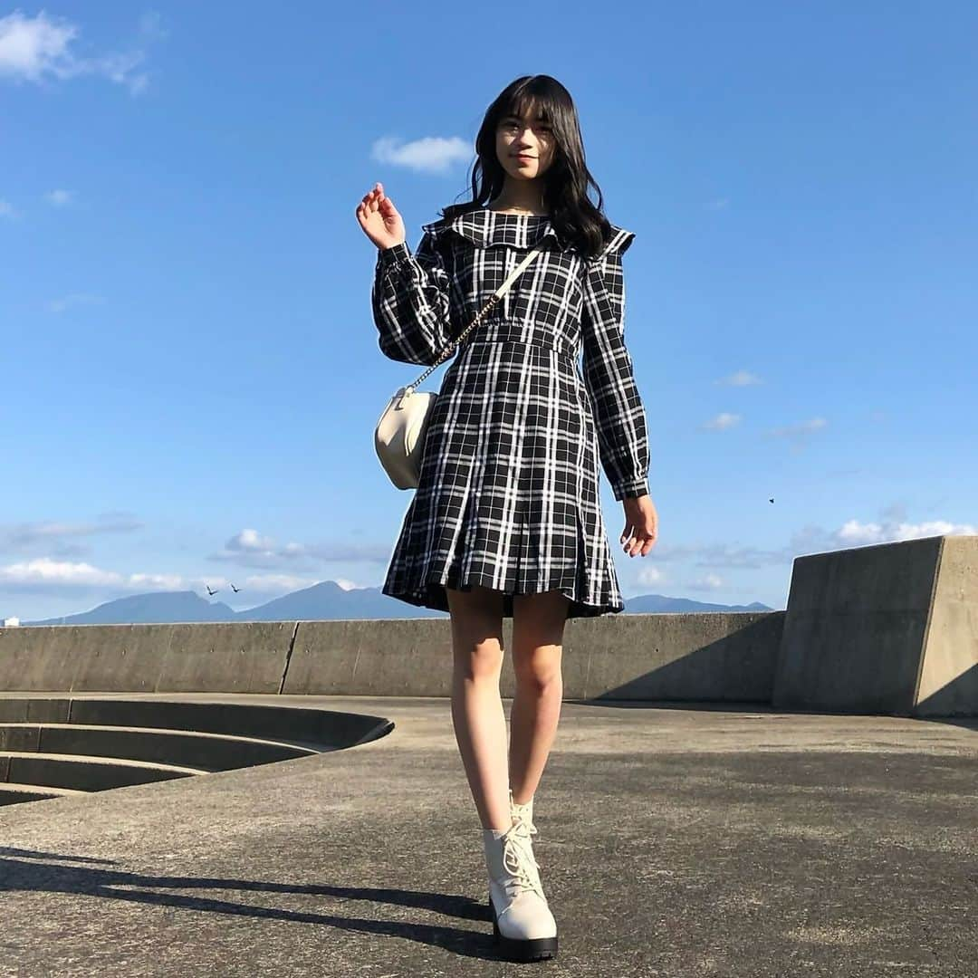 新潮社「ニコラ」さんのインスタグラム写真 - (新潮社「ニコラ」Instagram)「モノトーンガーリーコーデ🖤  ふんわりとした大きな襟がとってもかわいいチェックのワンピース♡小顔効果も👍  ウエストがキュッとしまっていて、スカートがプリーツになっているからシルエットがとってもきれいだよ✨  1枚着るだけでおしゃれが完成しちゃう✨  one-piece_shrita bag_GRL shoes_ lovetoxic   #PR  #shrita #シュリータ #大人っぽガーリー #ガーリーコーデ  #ガーリーファッション #中学生ブランド #中学生ファッション #白水ひより #ヒヨリ #ニコラ #nicola #ニコラモデル #ニコモ」12月1日 17時54分 - nicola_snap